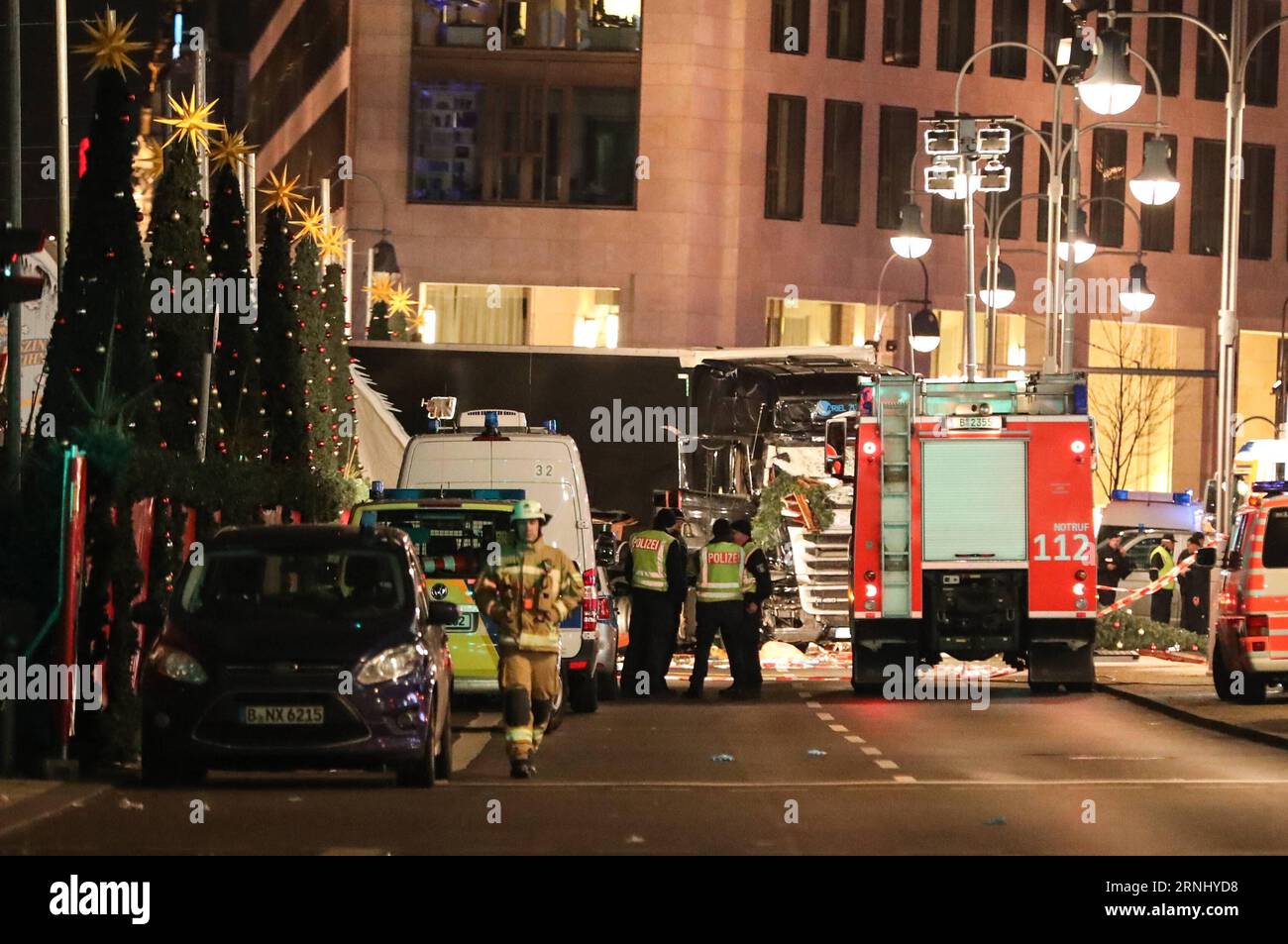 (161219) -- BERLINO, 19 dicembre 2016 -- la polizia lavora accanto al camion che ha affrettato un mercatino di natale a Berlino, in Germania, 19 dicembre 2016. Un camion ha arato in una folla in un mercatino di Natale a Berlino lunedì sera, uccidendo nove persone e ferendone altre 50, la polizia di Berlino ha annunciato. ) GERMANIA-BERLINO-INCIDENTE AUTOCARRO ShanxYuqi PUBLICATIONxNOTxINxCHN Foto Stock