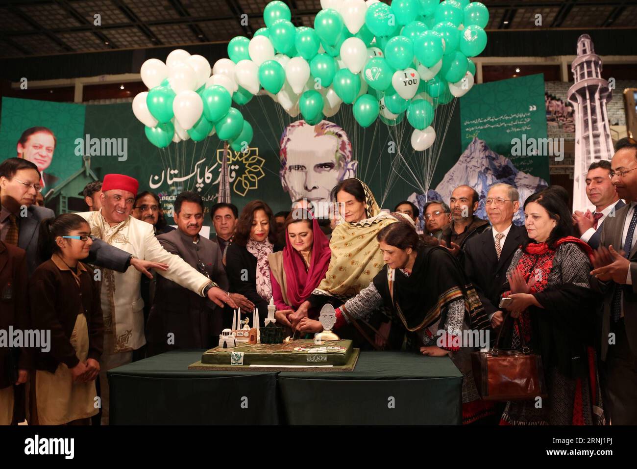 La gente partecipa ad un evento per celebrare il 140° anniversario della nascita del fondatore del Pakistan Mohammad Ali Jinnah a Islamabad, capitale del Pakistan, 25 dicembre 2016. ) PAKISTAN-ISLAMABAD-JINNAH-BIRTH ANNIVERSARY AhmadxKamal PUBLICATIONxNOTxINxCHN Celebrities Apart to Event to Mark the 140th Birth Anniversary of Pakistan S Founder Mohammad Ali Jinnah a Islamabad capitale del Pakistan DEC 25 2016 Pakistan Islamabad Jinnah Birth Anniversary AhmadxKamal PUBLICATIONXNOTxINxCHN Foto Stock