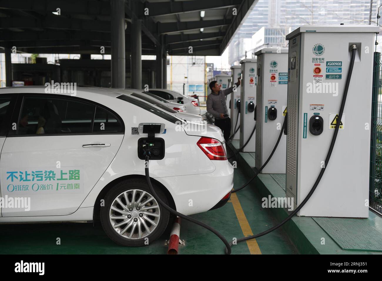 Cina: Aufladestation für Elektroautos in Hangzhou (161229) -- HANGZHOU, 29 dicembre 2016 -- Un autista carica la sua auto elettrica in una stazione di ricarica nella città di Hangzhou, nella provincia dello Zhejiang della Cina orientale, 29 dicembre 2016. Hangzhou ha stabilito una rete di centrali elettriche EV con 2.563 pile di ricarica sparse e 28 stazioni di ricarica in città. ) (Zyd) CINA-HANGZHOU-STAZIONI DI RICARICA PER AUTO ELETTRICHE (CN) HuangxZongzhi PUBLICATIONxNOTxINxCHN Cina stazione di ricarica per auto elettriche a Hangzhou Hangzhou DEC 29 2016 a il conducente carica la sua auto elettrica IN una stazione Wan nella città di Hangzhou nella zona orientale dello Zhejiang Foto Stock