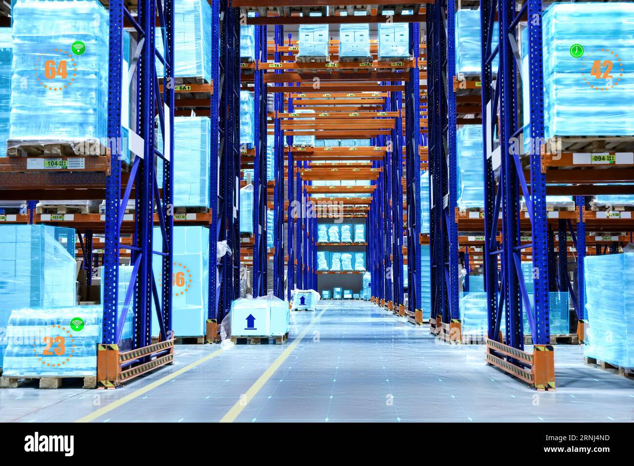 Digitalizzazione, interfaccia utente per il controllo dei processi. Warehouse con sovrapposizione dello schermo virtuale Foto Stock