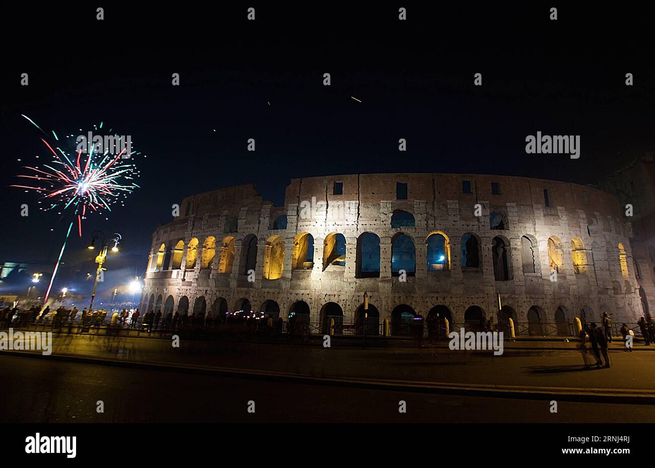 (170101) -- ROMA, 1 gennaio 2017 -- la gente ha lanciato fuochi d'artificio intorno al Colosseo durante le celebrazioni di Capodanno a Roma, Italia, il 1 gennaio 2017. ) (zy) ITALIA-ROMA-CAPODANNO-CELEBRAZIONE JinxYu PUBLICATIONxNOTxINxCHN Roma 1 gennaio 2017 celebrità hanno lanciato fuochi d'artificio intorno al Colosseo durante le celebrazioni di Capodanno a Roma Italia IL 1 gennaio 2017 ZY Italia Roma Capodanno celebrazione JinxYu PUBLICATIONxNOTxINxCHN Foto Stock