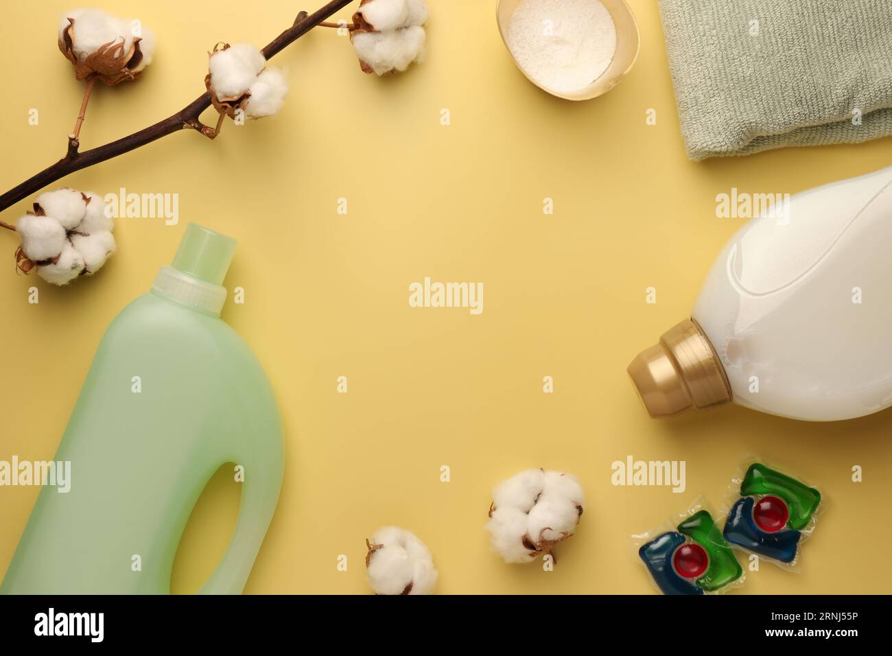 Composizione piatta con flaconi di addolcitore in tessuto su sfondo giallo pallido. Spazio per il testo Foto Stock