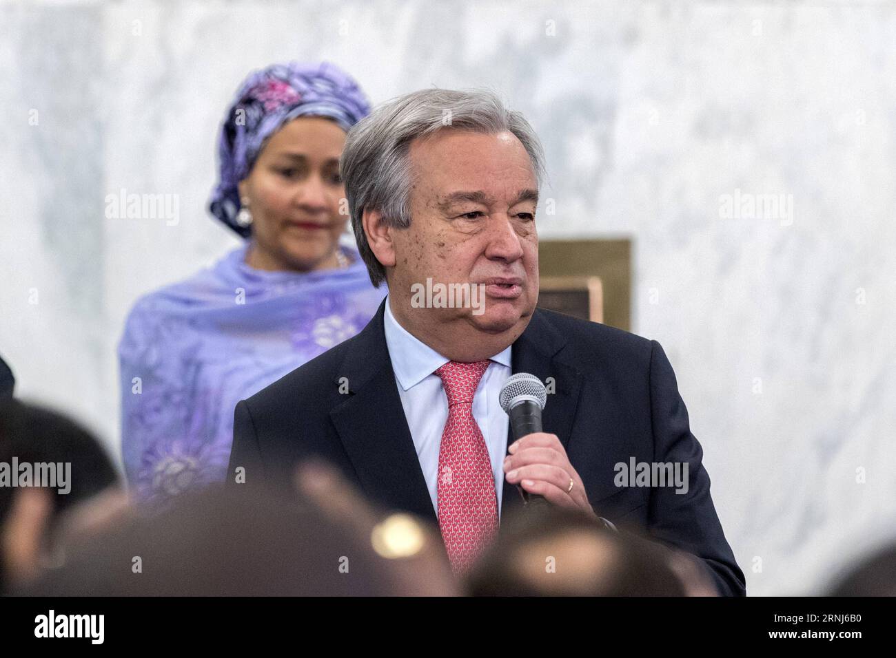 (170104) -- NAZIONI UNITE, 3 gennaio 2017 -- il Segretario generale delle Nazioni Unite Antonio Guterres parla ai membri dello staff delle Nazioni Unite presso la sede delle Nazioni Unite a New York, 3 gennaio 2017. Antonio Guterres ha iniziato martedì il suo lavoro come nuovo capo dell'organizzazione mondiale. Ha detto ai membri dello staff delle Nazioni Unite che l'ONU ha bisogno del loro impegno collettivo per apportare cambiamenti per raggiungere gli obiettivi dell'organizzazione in materia di pace, sicurezza e sviluppo. ) (Zxj) NUOVO CAPO DELLE Nazioni Unite PRIMO GIORNO DI LAVORO LixMuzi PUBLICATIONxNOTxINxCHN Nazioni Unite 3 gennaio 2017 il Segretario generale delle Nazioni Unite Antonio Guterres parla ai membri dello staff delle Nazioni Unite PRESSO la sede delle Nazioni Unite in Foto Stock