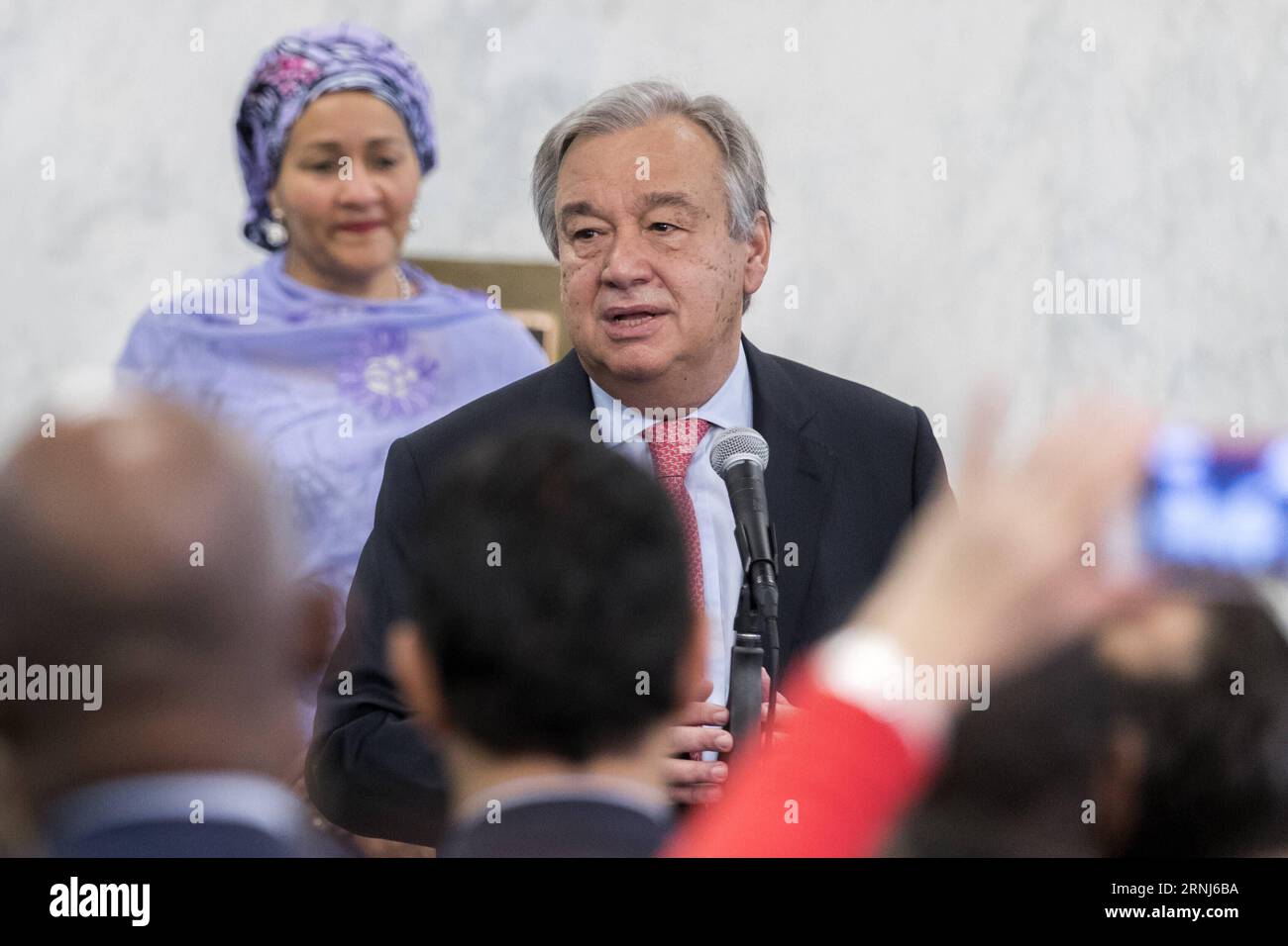 (170104) -- NAZIONI UNITE, 3 gennaio 2017 -- il Segretario generale delle Nazioni Unite Antonio Guterres parla ai membri dello staff delle Nazioni Unite presso la sede delle Nazioni Unite a New York, 3 gennaio 2017. Antonio Guterres ha iniziato martedì il suo lavoro come nuovo capo dell'organizzazione mondiale. Ha detto ai membri dello staff delle Nazioni Unite che l'ONU ha bisogno del loro impegno collettivo per apportare cambiamenti per raggiungere gli obiettivi dell'organizzazione in materia di pace, sicurezza e sviluppo. ) (Zxj) NUOVO CAPO DELLE Nazioni Unite PRIMO GIORNO DI LAVORO LixMuzi PUBLICATIONxNOTxINxCHN Nazioni Unite 3 gennaio 2017 il Segretario generale delle Nazioni Unite Antonio Guterres parla ai membri dello staff delle Nazioni Unite PRESSO la sede delle Nazioni Unite in Foto Stock