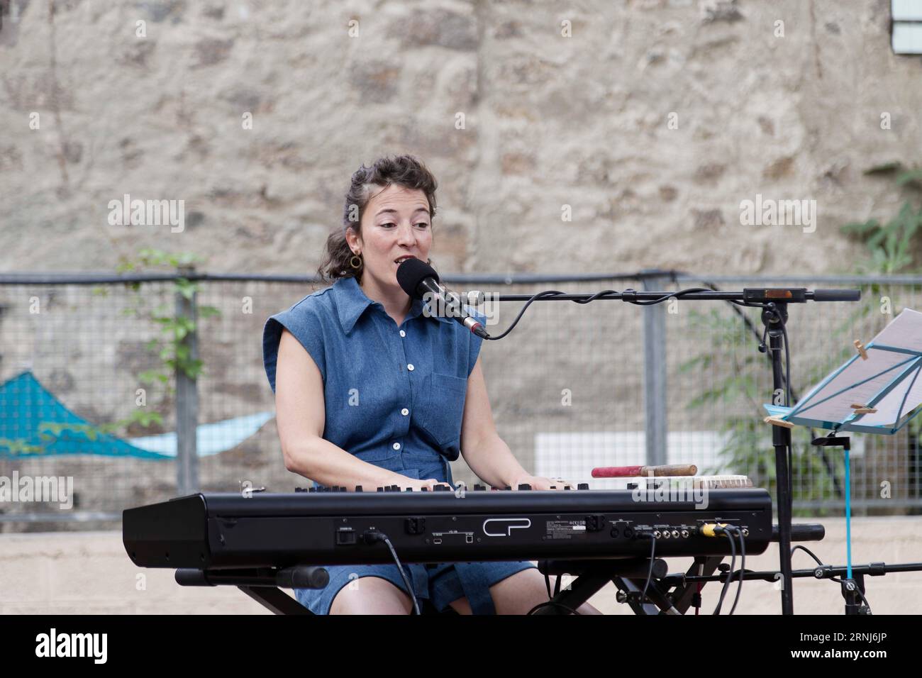 Agde, Francia. 30 agosto 2023. Juliette Minvielle si esibisce in concerto durante il Total Festum Festival al Museo Jules Baudou di Agde, in Francia Foto Stock