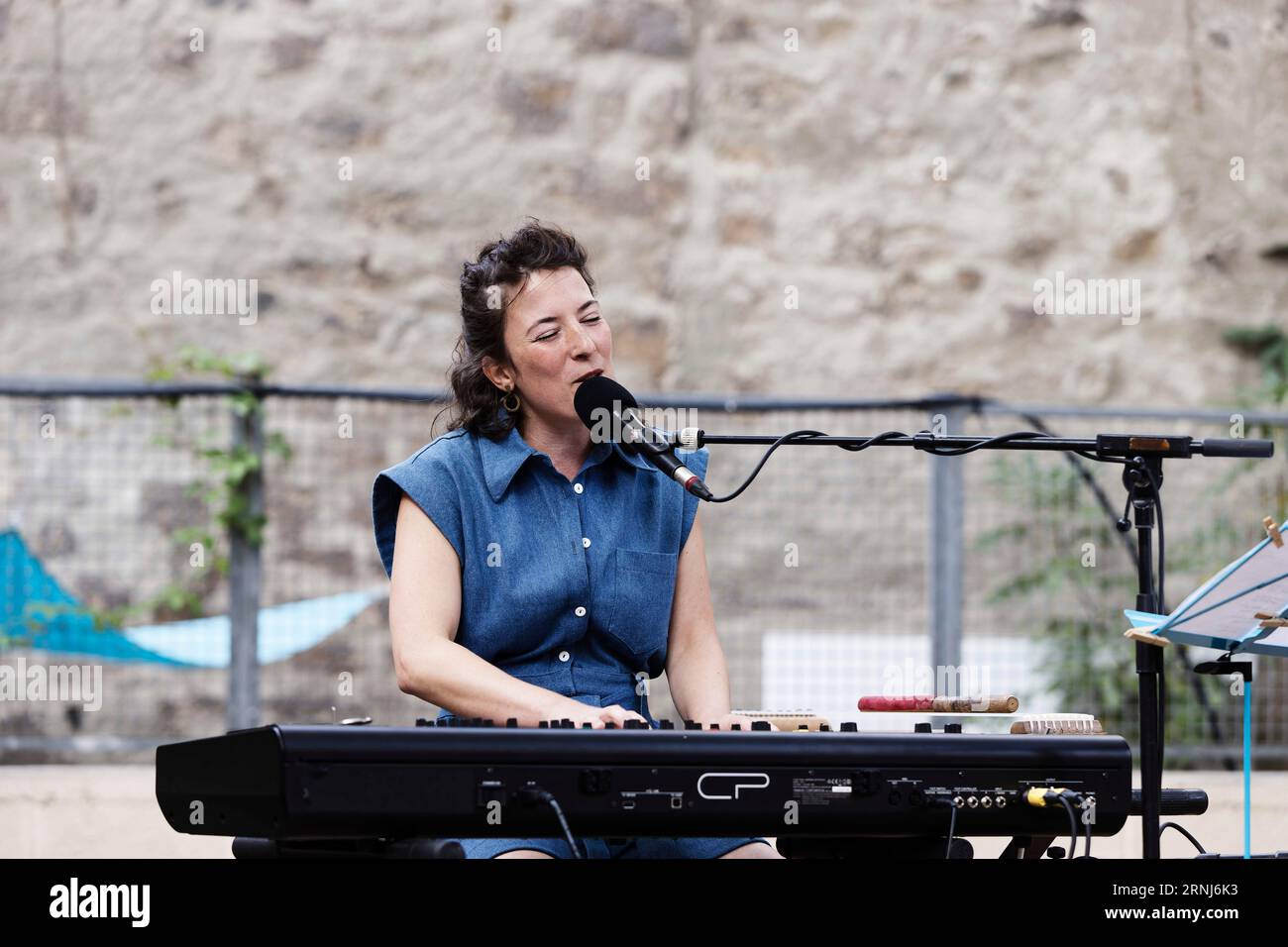 Agde, Francia. 30 agosto 2023. Juliette Minvielle si esibisce in concerto durante il Total Festum Festival al Museo Jules Baudou di Agde, in Francia Foto Stock