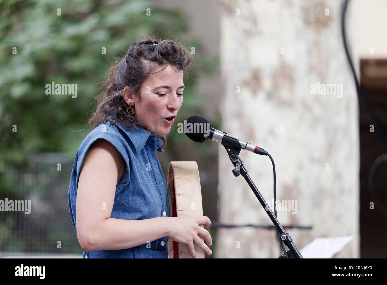 Agde, Francia. 30 agosto 2023. Juliette Minvielle si esibisce in concerto durante il Total Festum Festival al Museo Jules Baudou di Agde, in Francia Foto Stock