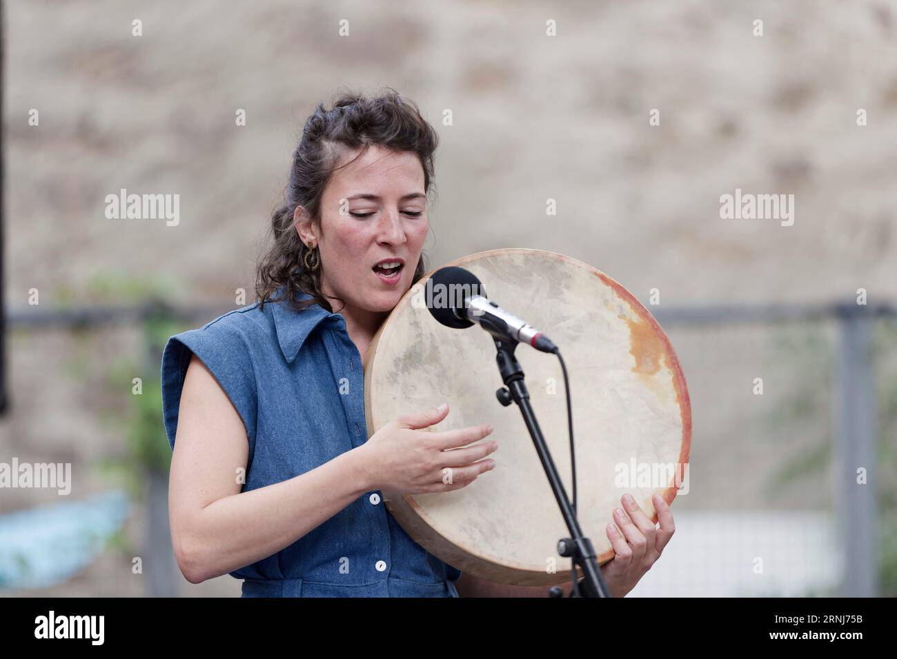 Agde, Francia. 30 agosto 2023. Juliette Minvielle si esibisce in concerto durante il Total Festum Festival al Museo Jules Baudou di Agde, in Francia Foto Stock