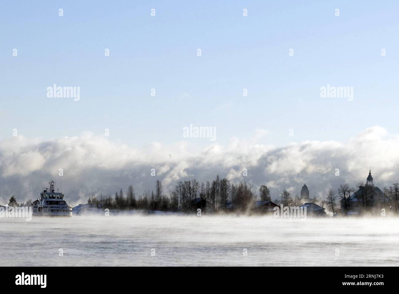 HELSINKI, 5 gennaio 2017 -- fumo di mare si vede nel porto meridionale di Helsinki, Finlandia, 5 gennaio 2017. Nei primi giorni del nuovo anno, la Finlandia ha subito un improvviso calo delle temperature invernali. Le autorità hanno dato avvisi di gelo per ricordare ai residenti di tenersi al caldo ed evitare rischi di impatto sulla salute. Nella capitale Helsinki, situata nella zona della costa meridionale, la temperatura è scesa a meno di 19 gradi Celsius il primo venerdì, mentre a Muonio, nella Lapponia nord-occidentale, la temperatura è stata meno di 40 gradi Celsius il giovedì. ) (DJJ) FINLANDIA-HELSINKI-IMPROVVISO CALO DI TEMPERATURA Foto Stock