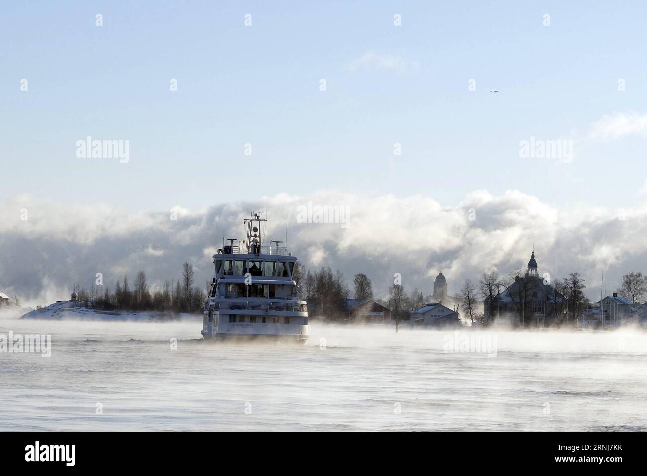 HELSINKI, 5 gennaio 2017 -- fumo di mare si vede nel porto meridionale di Helsinki, Finlandia, 5 gennaio 2017. Nei primi giorni del nuovo anno, la Finlandia ha subito un improvviso calo delle temperature invernali. Le autorità hanno dato avvisi di gelo per ricordare ai residenti di tenersi al caldo ed evitare rischi di impatto sulla salute. Nella capitale Helsinki, situata nella zona della costa meridionale, la temperatura è scesa a meno di 19 gradi Celsius il primo venerdì, mentre a Muonio, nella Lapponia nord-occidentale, la temperatura è stata meno di 40 gradi Celsius il giovedì. ) (DJJ) FINLANDIA-HELSINKI-IMPROVVISO CALO DI TEMPERATURA Foto Stock