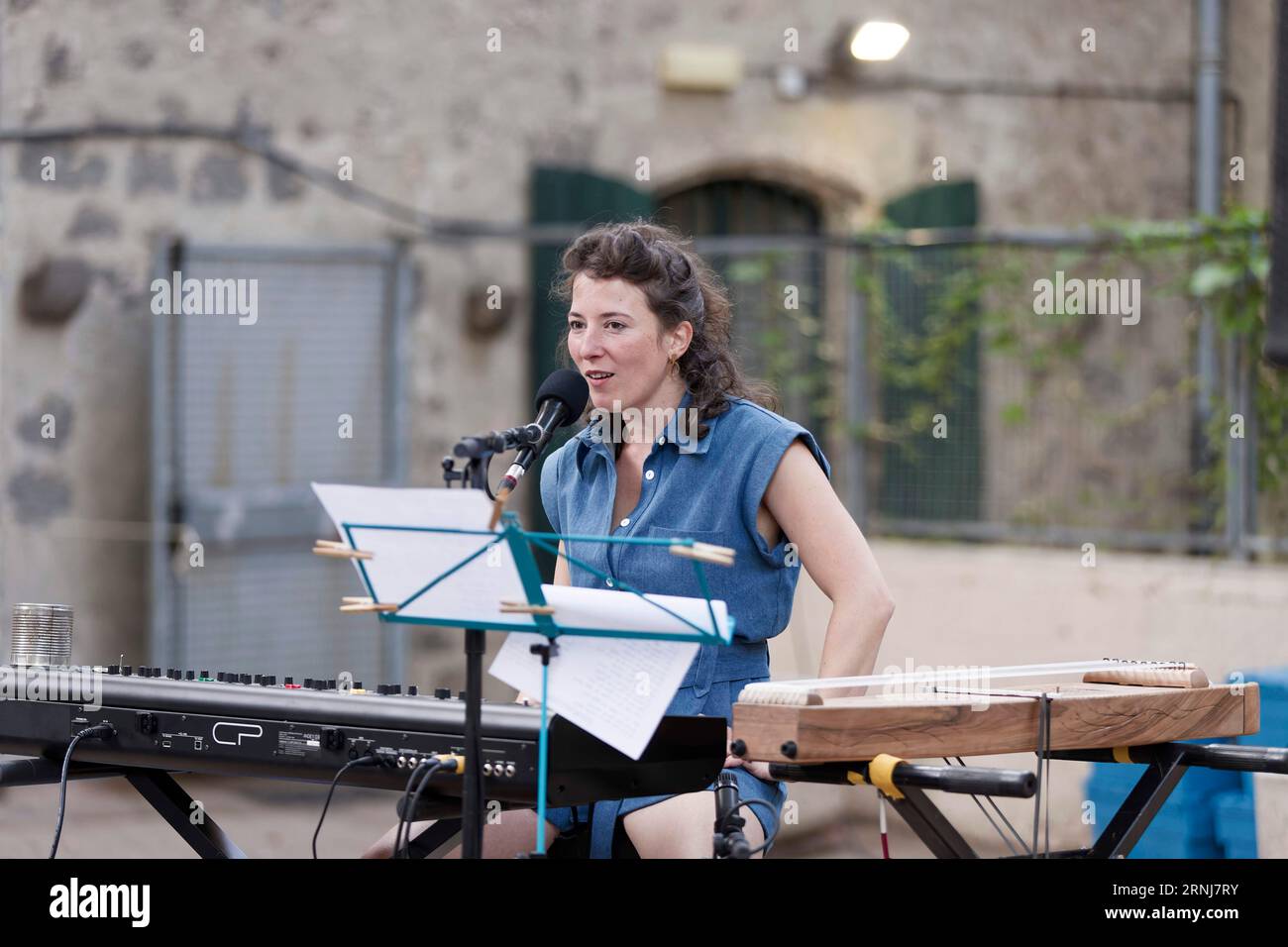 Agde, Francia. 30 agosto 2023. Juliette Minvielle si esibisce in concerto durante il Total Festum Festival al Museo Jules Baudou di Agde, in Francia Foto Stock
