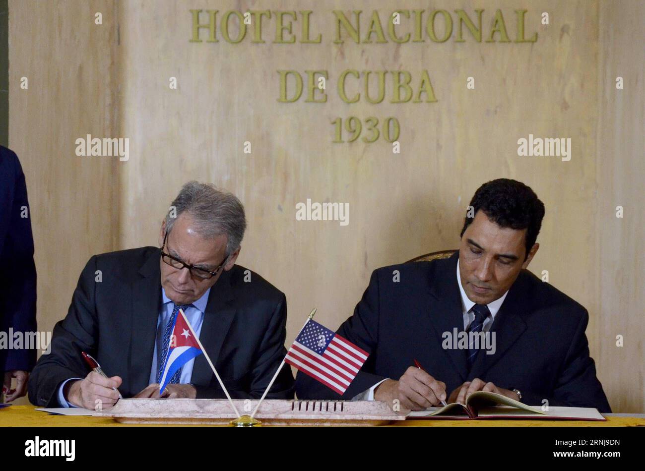 (170110) -- L'AVANA, 9 gennaio 2017 -- Eduardo Rodriguez(R), vice ministro dei trasporti di Cuba, e Jeffrey De Laurentis, incaricato d'affari presso l'ambasciata degli Stati Uniti a Cuba, firmano un accordo di cooperazione bilaterale a l'Avana, Cuba, il 9 gennaio 2017. Lunedì Cuba e gli Stati Uniti hanno firmato un accordo per cooperare per ripulire e contenere le future fuoriuscite di petrolio nel Golfo del Messico e nello stretto della Florida. )(gj) CUBA-HAVANA-US-COOPERAZIONE DEAL-OIL SPILL JoaquinxHernandez PUBLICATIONxNOTxINxCHN l'Avana 9 gennaio 2017 Eduardo Rodriguez r Cuba Vice Ministri dei trasporti e Jeffrey de Laurentis Foto Stock