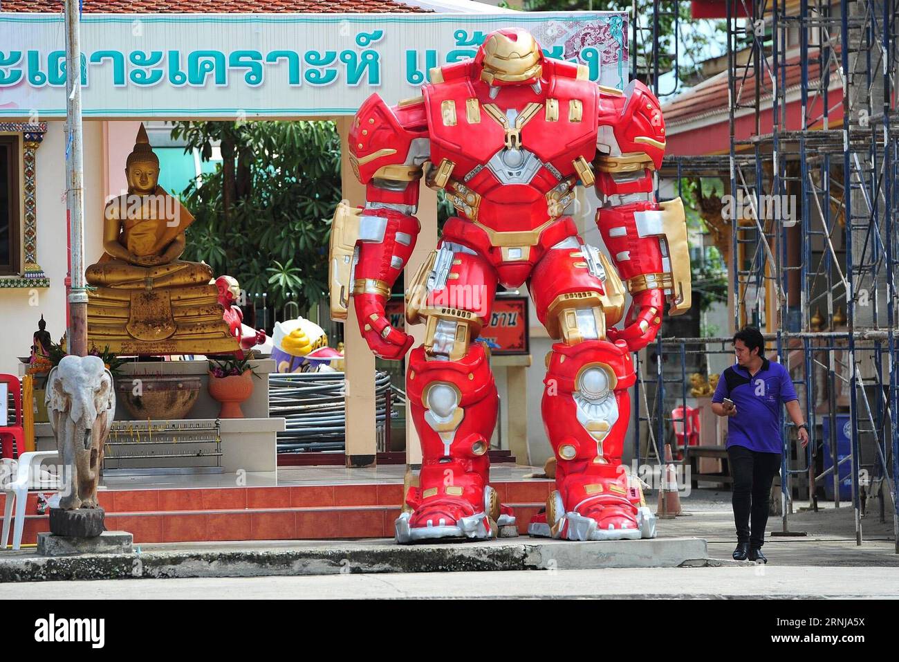 Un uomo cammina davanti a una statua di Iron Man presso il tempio Wat Tam Ru nella provincia di Samut Prakan, nella Thailandia centrale, 11 gennaio 2017. Per incoraggiare i giovani a visitare Wat Tam Ru e imparare gli insegnamenti buddisti, l'abate decise di cambiare la prospettiva del tempio aggiungendo elementi della moderna cultura pop. Alla fine, le statue di un certo numero di personaggi dei fumetti, tra cui Iron Man, Hulk e Superman, sono state introdotte in questo luogo di culto. (hy) THAILAND-SAMUT PRAKAN-BUDDHISM-TEMPLE-COMIC RachenxSageamsak PUBLICATIONxNOTxINxCHN a Man Walks Before to Iron Man Statue AT the Wat Tam RU Temple in CEN Foto Stock