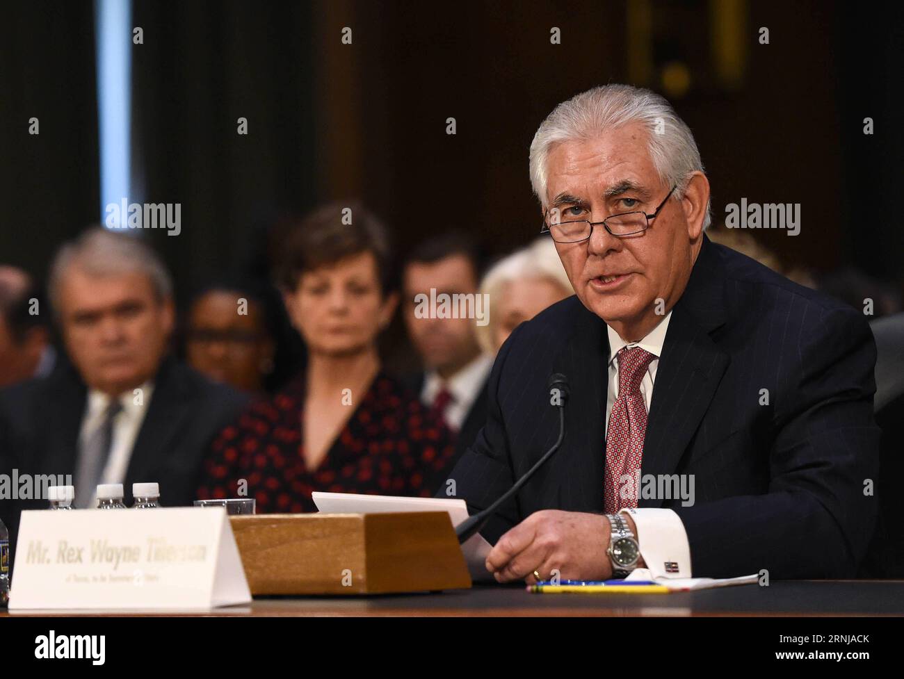 (170111) -- WASHINGTON, 11 gennaio 2017 -- Rex Tillerson testimonia davanti al Comitato per le relazioni estere del Senato degli Stati Uniti durante l'udienza di conferma sulla sua nomina a Segretario di Stato degli Stati Uniti a Capitol Hill a Washington D.C., negli Stati Uniti, l'11 gennaio 2017. La scelta del presidente eletto degli Stati Uniti Donald Trump per il segretario di stato Rex Tillerson mercoledì ha definito la Russia un pericolo per gli Stati Uniti e ha detto che era favorevole a mantenere le attuali sanzioni statunitensi contro Mosca per ora. ) U.S.-WASHINGTON D.C.-SECRETARY OF STATE-CONFIRMATION HEARING BaoxDandan PUBLICATIONxNOTxINxCHN 170111 Washington Jan Foto Stock