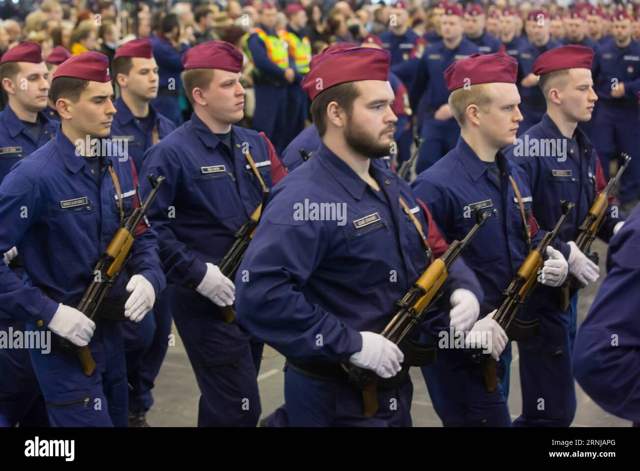 (170112) -- BUDAPEST, 12 gennaio 2017 -- la polizia di frontiera appena laureata partecipa alla cerimonia di giuramento a Budapest, in Ungheria, il 12 gennaio 2017. Il primo ministro ungherese Viktor Orban ha salutato un nuovo contingente di polizia di frontiera appena diplomata qui giovedì, dicendo loro che il loro lavoro era una priorità per la sicurezza nazionale. (hy) UNGHERIA-BUDAPEST-POLIZIA DI FRONTIERA-LAUREA AttilaxVolgy PUBLICATIONxNOTxINxCHN 170112 Budapest 12 gennaio 2017 la polizia di frontiera appena laureata partecipa alla cerimonia di GIURAMENTO a Budapest Ungheria IL 12 gennaio 2017 i primi ministri ungheresi Viktor Orban salutarono un nuovo contingente G. Foto Stock