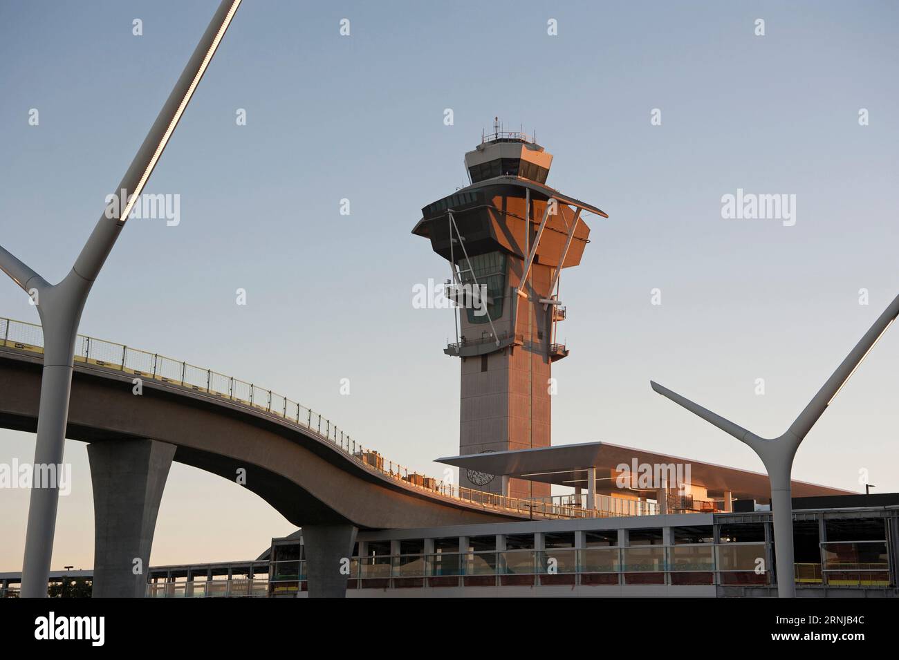 Binari di nuova installazione per la linea Metro Rail che passa per una torre di controllo del volo e arriva in una stazione a Los Angeles, CALIFORNIA, USA Foto Stock