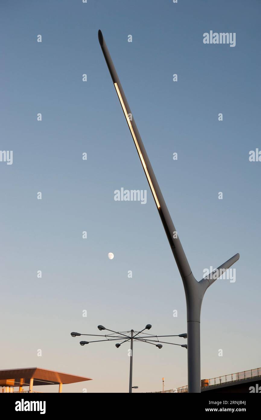 Design moderno e più antico degli apparecchi di illuminazione all'aeroporto LAX di Los Angeles, CALIFORNIA, USA Foto Stock