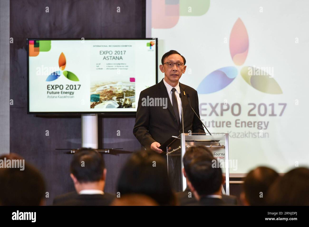 (170118) -- BANGKOK, 18 gennaio 2017 -- il ministro thailandese dell'energia Anantaporn Kanjanarat parla del potenziale bioenergetico del paese durante una conferenza stampa sul padiglione Thailandia Expo 2017 a Bangkok, in Thailandia, 18 gennaio 2017. La Thailandia trarrà vantaggio dall'Expo 2017, che si terrà ad Astana, Kazakistan, sotto il tema Future Energy da giugno a settembre, per promuovere il potenziale bioenergetico del paese, ha dichiarato Anantaporn Kanjanarat, il ministro dell'energia tailandese, durante una conferenza stampa di mercoledì. ) (wtc) THAILAND-BANGKOK-ASTANA-EXPO 2017-BIOENERGY-PROMOTION LixMangmang PUBLICATIONx Foto Stock