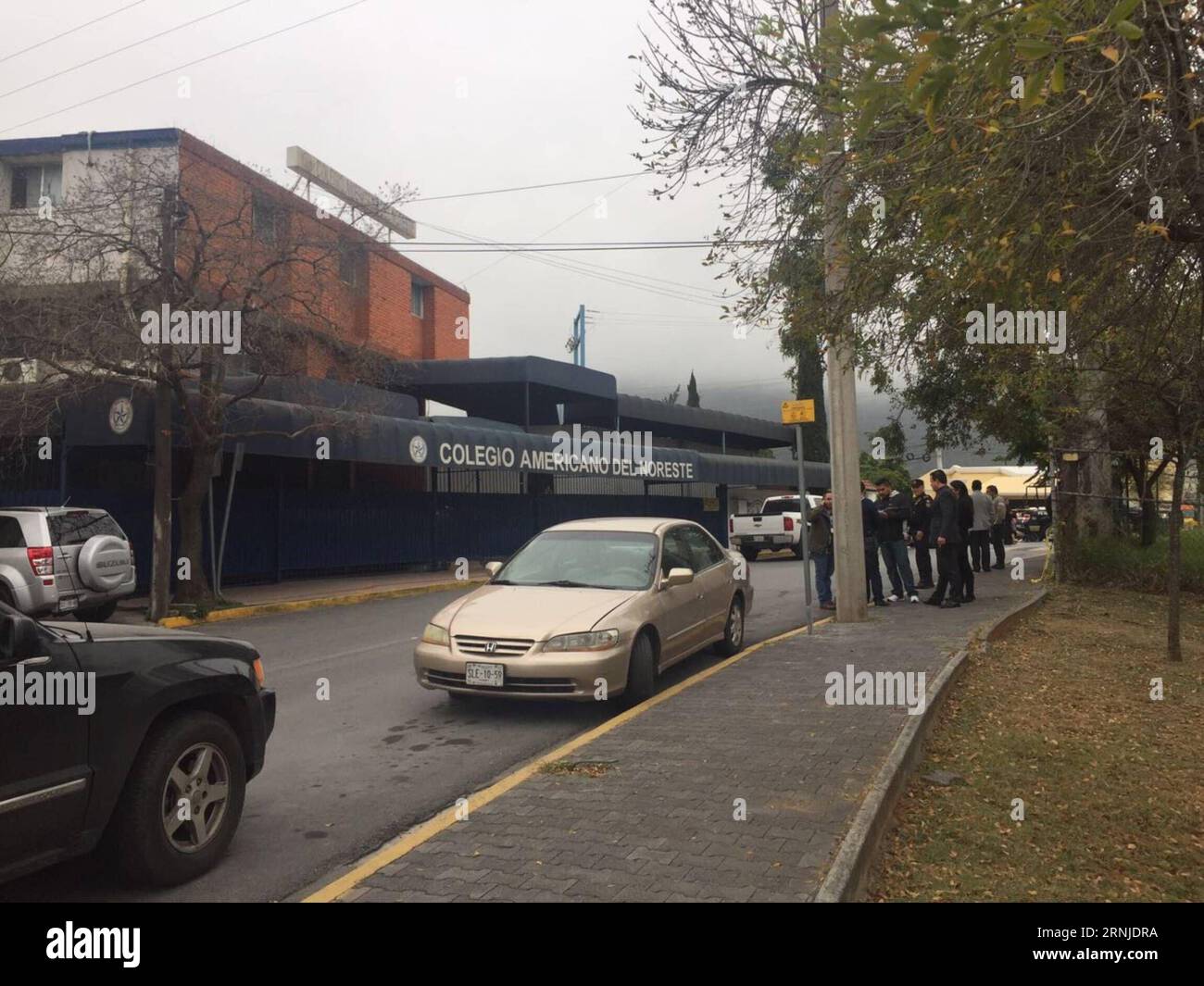 (170118) -- MONTERREY (MESSICO), 18 gennaio 2017 -- la gente si riunisce fuori dalla American School of the Northeast, dove si è verificata una sparatoria, a Monterrey, nello stato di Nuevo Leon, Messico, il 18 gennaio, 2017. almeno cinque persone, tra cui quattro adolescenti e un insegnante, sono rimaste gravemente ferite all'inizio di mercoledì, dopo che uno studente ha aperto il fuoco nella sua classe nella scuola privata. ) MESSICO-MONTERREY-SCHOOL-SHOOTING ABCxNewspaper PUBLICATIONxNOTxINxCHN Monterrey Messico 18 gennaio 2017 celebrità si riuniscono fuori dalla American School of the Northeast dove si è verificata una sparatoria a Monterrey Nuevo Leon State Messico o Foto Stock