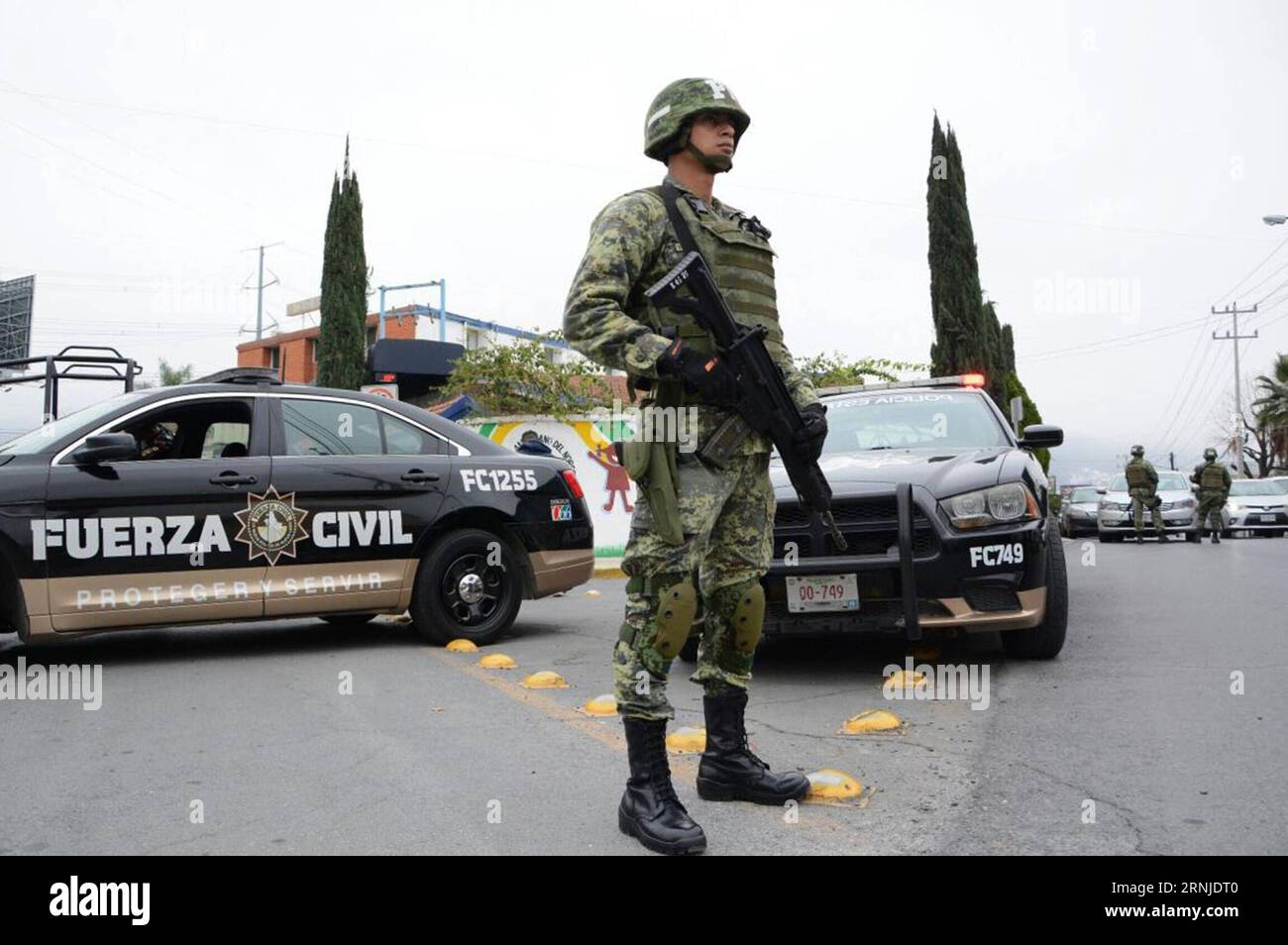 (170118) -- MONTERREY (MESSICO), 18 gennaio 2017 -- Un membro della sicurezza è in guardia fuori dalla American School of the Northeast, dove è avvenuta una sparatoria a Monterrey, nello stato di Nuevo Leon, in Messico, il 18 gennaio 2017. Almeno cinque persone, tra cui quattro adolescenti e un insegnante, sono rimaste gravemente ferite all'inizio di mercoledì, dopo che uno studente ha aperto il fuoco nella loro classe nella scuola privata. ) MESSICO-MONTERREY-SCHOOL-SHOOTING STR PUBLICATIONxNOTxINxCHN Monterrey Messico 18 gennaio 2017 un membro della sicurezza sta di guardia fuori dalla American School of the Northeast dove si è verificato un tiro a Monterrey Nuevo le Foto Stock