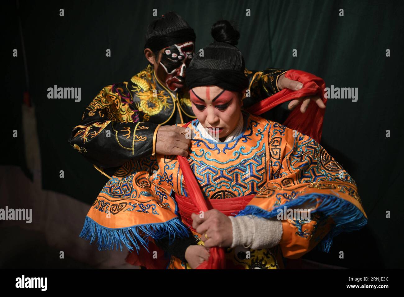 (170119) -- LONGDE, 18 gennaio 2017 -- i membri di un team Shaanxi Opera si preparano prima di esibirsi per gli spettatori nel villaggio di Xinxing della contea di Longde, regione autonoma Ningxia Hui della Cina nord-occidentale, 18 gennaio 2017. Il team Shaanxi Opera, composto da più di 30 amatori che sono agricoltori e artisti d'opera non professionisti, ha svolto spettacoli turistici per i residenti nelle città e nei villaggi delle aree rurali durante le vacanze del Festival di Primavera. Shaanxi Opera, comunemente nota come Qinqiang, è la più antica di tutte le opere cinesi che esistono ancora oggi. ) CHINA-NINGXIA-SHAANXI OPERA Foto Stock