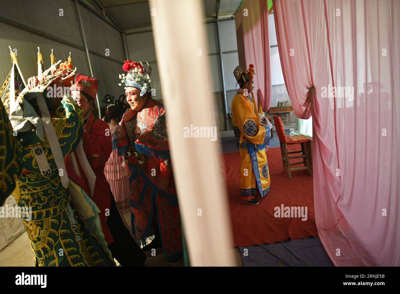 (170119) -- LONGDE, 18 gennaio 2017 -- i membri di un team Shaanxi Opera si preparano prima di esibirsi per gli spettatori nel villaggio di Xinxing della contea di Longde, regione autonoma Ningxia Hui della Cina nord-occidentale, 18 gennaio 2017. Il team Shaanxi Opera, composto da più di 30 amatori che sono agricoltori e artisti d'opera non professionisti, ha svolto spettacoli turistici per i residenti nelle città e nei villaggi delle aree rurali durante le vacanze del Festival di Primavera. Shaanxi Opera, comunemente nota come Qinqiang, è la più antica di tutte le opere cinesi che esistono ancora oggi. ) CHINA-NINGXIA-SHAANXI OPERA Foto Stock