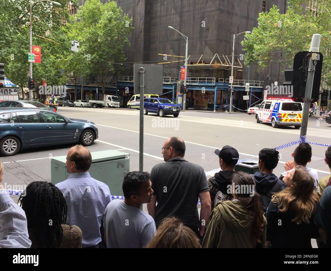 Tote nach Amokfahrt a Melbourne (170120) -- MELBOURNE, 20 gennaio 2017 () -- il sito è stato visto cordonato dopo che un'auto ha colpito i pedoni nel centro di Melbourne, Australia, 20 gennaio 2017. Diversi pedoni sono rimasti feriti e venerdì si sono sentiti spari nel cuore di Melbourne, la seconda città più grande dell'Australia. () (djj) AUSTRALIA-MELBOURNE-ATTACK Xinhua PUBLICATIONxNOTxINxCHN morti dopo Amokfahrt a Melbourne Melbourne 20 gennaio 2017 il sito È Lakes cordonato dopo che un'auto ha colpito pedoni nel centro di Melbourne Australia 20 gennaio 2017 diversi pedoni sono rimasti feriti e colpi di pistola sono stati sentiti SULLA F Foto Stock