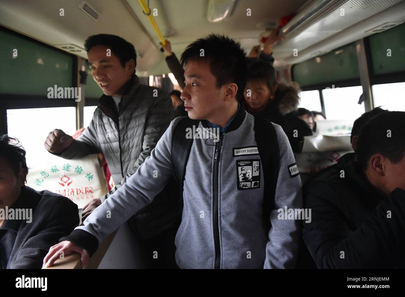 GUANGZHOU, 19 gennaio 2017 - Shi Xin prende un autobus per tornare a casa dalla città di Malichang al villaggio di Liudou di Xiangxi Tujia e alla prefettura autonoma di Miao, nella provincia centrale di Hunan della Cina, 19 gennaio 2017. Lo spirito più importante del Capodanno cinese, o Festival di primavera, è la riunione di famiglia. Ecco perché Shi Xin, un lavoratore migrante di 33 anni che si guadagna da vivere nella provincia del Guangdong della Cina meridionale, ha trascorso un viaggio stanco di 24 ore mentre tornava a casa, ma lo considera ancora degno. ) (wx) CHINA-SPRING FESTIVAL-A LONG WAY HOME (CN) LiangxXu PUBLICATIONxNOTxINxCHN Guangzhou 19 gennaio 2017 Shi Xin prende un autobus per casa dalla città Foto Stock