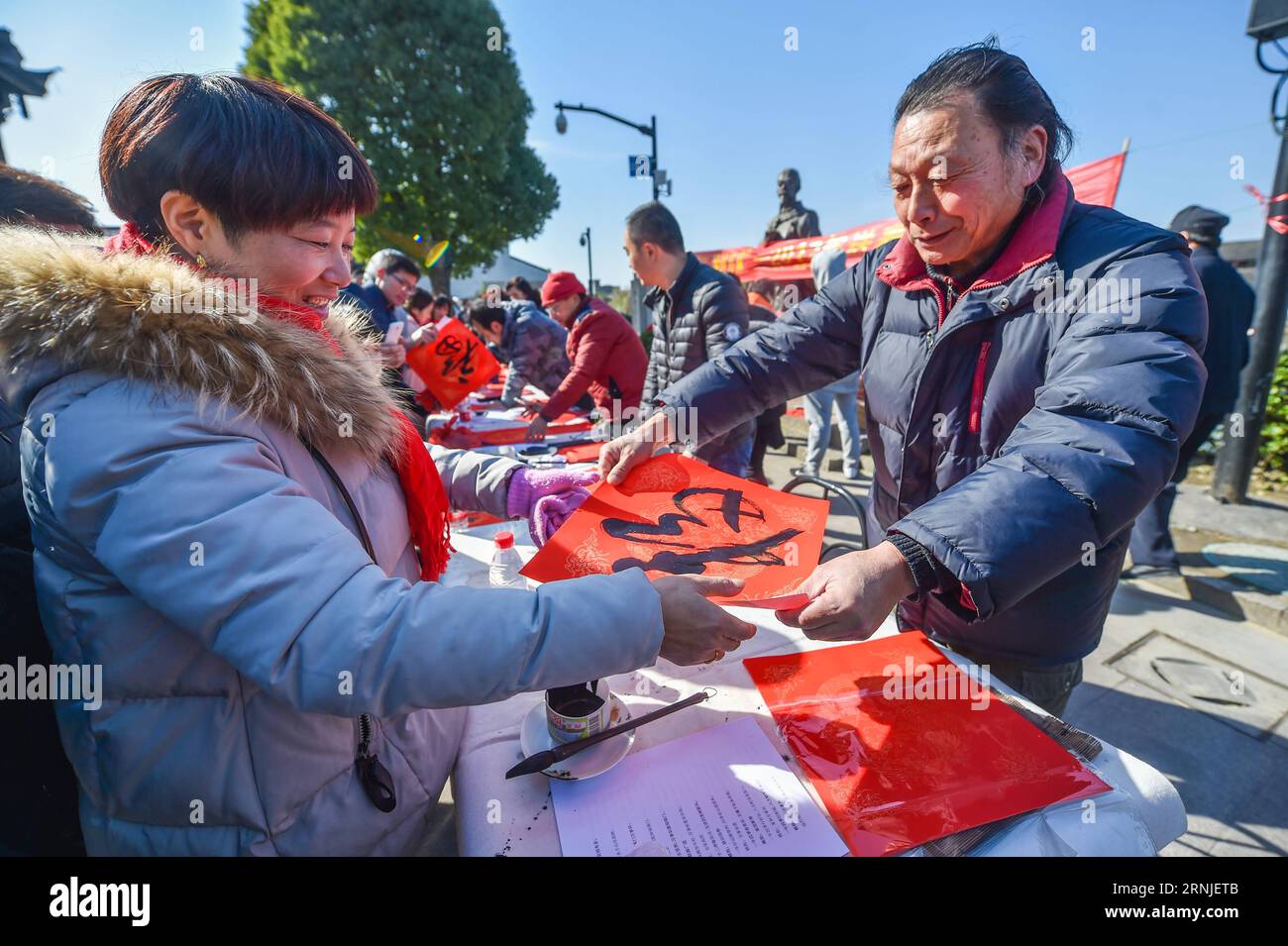 (170120) -- HANGZHOU, 20 gennaio 2017 -- le persone locali e i turisti ricevono distici e manifesti del Festival di Primavera scritti da calligrafi nella città di Tangqi, a Hangzhou, nella provincia dello Zhejiang nella Cina orientale, 20 gennaio 2017. Xiaonian, il 23° giorno del 12° mese del calendario lunare tradizionale cinese, cade il 20 gennaio di quest'anno. La gente del posto e i turisti accolgono il prossimo Capodanno lunare scrivendo distici del Festival di Primavera e preparando piatti tradizionali, tra cui torte di riso, riso appiccicoso alla zucca e sculture di riso. ) (kn) CHINA-HANGZHOU-SPRING FESTIVAL-TRADITIONAL FOOD (CN) XuxYu PUBLICATIONxNOTxINxCHN Foto Stock