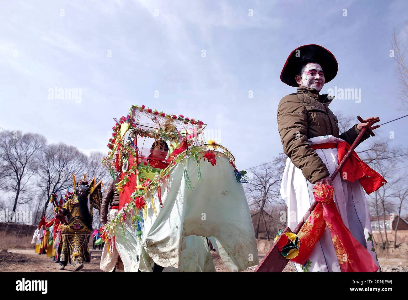 (170120) -- PINGLIANG, 20 gennaio 2017 -- gli abitanti del villaggio indossano costumi sfilano durante uno spettacolo di arte popolare nel villaggio di Jiulong, Pingliang City, provincia del Gansu della Cina nord-occidentale, 20 gennaio 2017. Gli abitanti del villaggio hanno tenuto uno spettacolo d'arte popolare per celebrare lo Xiaonian, che cade venerdì di quest'anno e segna l'inizio del conto alla rovescia per il Festival di Primavera. ) (wyo) CHINA-GANSU-XIAONIAN-PERFORMANCE (CN) YangxXin PUBLICATIONxNOTxINxCHN Pingliang 20 gennaio 2017 abitanti del villaggio che indossano la parata dei costumi durante uno spettacolo di arte popolare nel villaggio di Jiulong città di Pingliang provincia del Gansu della Cina nord-occidentale 20 gennaio 2017 Vill locale Foto Stock