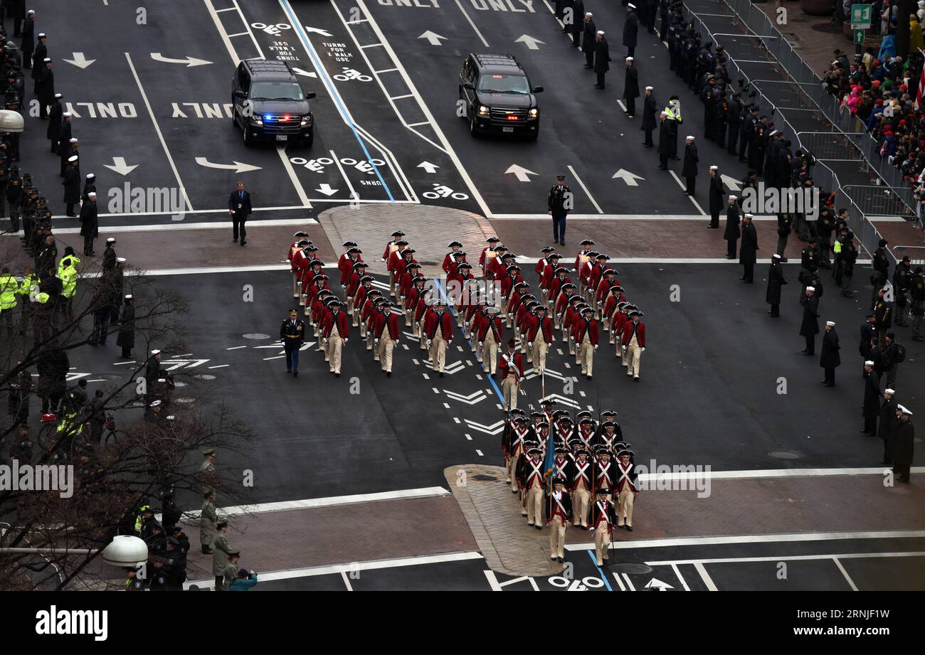 (170120) -- WASHINGTON, 20 gennaio 2017 -- i membri della United States Army Old Guard Fife and Drum Corps marciano lungo Pennsylvania Avenue durante la Parata inaugurale dopo l'inaugurazione del presidente degli Stati Uniti Donald Trump a Washington D.C., negli Stati Uniti il 20 gennaio 2017. Donald Trump ha prestato giuramento venerdì come 45° presidente degli Stati Uniti. ) U.S.-WASHINGTON D.C.-PRESIDENT-TRUMP-INAUGURALE PARADE YinxBogu PUBLICATIONxNOTxINxCHN Washington 20 gennaio 2017 i membri della United States Army Old Guard Fife and Drum Corps marciano lungo Pennsylvania Avenue durante la prima Parata dopo U S Pre Foto Stock