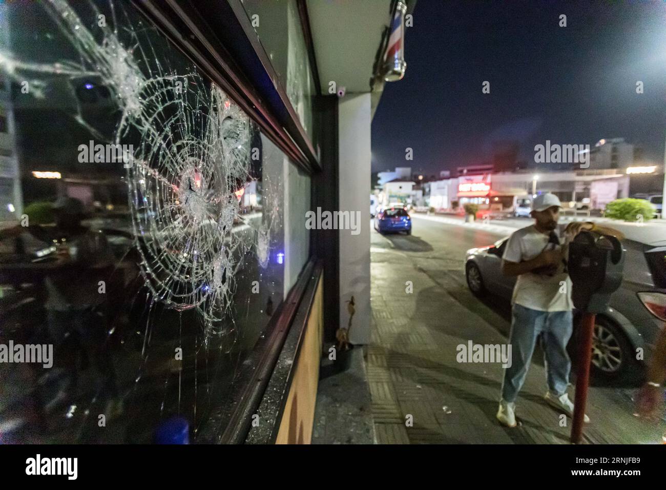 Limassol, Limassol, Cipro. 2 settembre 2023. Il vetro anteriore del negozio è visto frantumato, mentre i manifestanti hanno attaccato il parrucchiere che appartiene a un migrante. I danni si sono verificati durante una protesta anti-migrante organizzata attraverso i social media, dove la polizia e i manifestanti si sono scontrati, con la polizia che ha usato gas lacrimogeni e bombe flash e i manifestanti che hanno lanciato bombe cocktail molotov. I manifestanti hanno attaccato alcuni negozi che appartengono ai migranti. La protesta ha seguito le proteste e gli scontri che si sono svolti a Xloraka, nel distretto di Pafos nei giorni precedenti, dove ci sono molti migranti irregolari. (Credito Imag Foto Stock