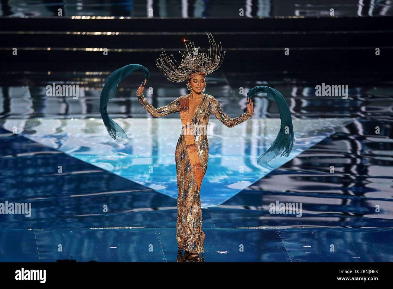 PASAY CITY, 26 gennaio 2017 - Miss Filippine Maxine Medina mostra il suo costume nazionale sul palco durante il 65° spettacolo nazionale di costumi di Miss Universo a Pasay City, nelle Filippine, 26 gennaio 2017. Concorrenti provenienti da vari paesi e regioni sono nelle Filippine per la 65a edizione di Miss Universo. ) (zy) FILIPPINE-MANILA-MISS UNIVERSO-PRELIMINARE SPETTACOLO RouellexUmali PUBLICATIONxNOTxINxCHN Pasay City gennaio 26 2017 Miss Filippine Maxine Medina mette in mostra il suo costume nazionale sul palco durante il 65 ° Miss Universo National costume Show a Pasay City le Filippine gennaio 26 2017 concorrenti f Foto Stock