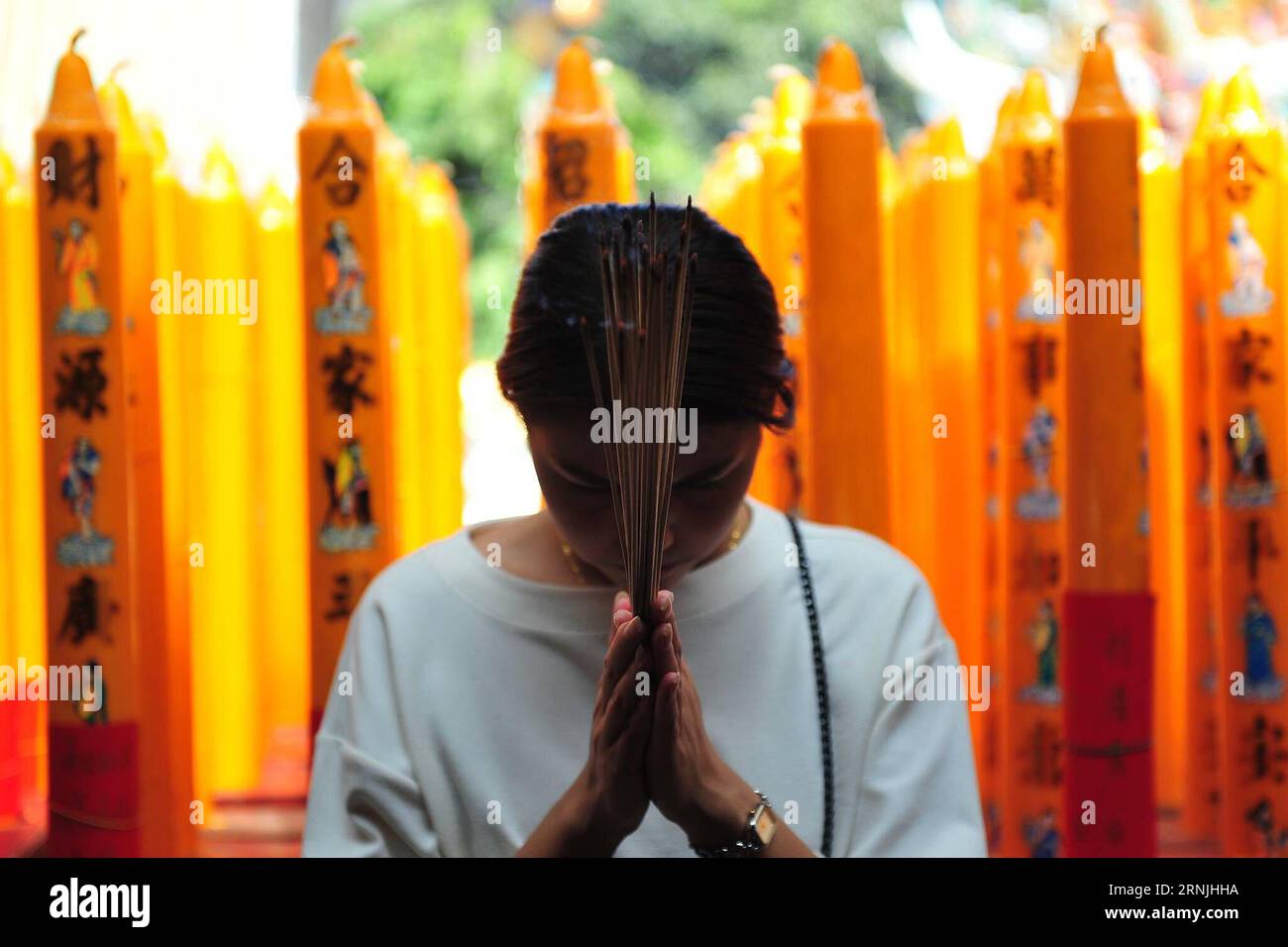 (170127) -- BANGKOK, 27 gennaio 2017 -- Un adoratore tiene i bastoni di joss in preghiera in un tempio nella Chinatown di Bangkok, Thailandia, 27 gennaio 2017. I templi in Thailandia le comunità cinesi sono più affollate in questi giorni, poiché sempre più fedeli vengono a pregare per la buona fortuna intorno al nuovo anno lunare. ) (zy) TAILANDIA-BANGKOK-CHINATOWN-LUNAR CAPODANNO-TEMPIO-CULTO RachenxSageamsak PUBLICATIONxNOTxINxCHN Bangkok Jan 27 2017 un adoratore tiene Joss Sticks in preghiera in un tempio nella città cinese di Bangkok Paese tailandese Jan 27 2017 Templi nelle COMUNITÀ cinesi del paese tailandese sono più affollati i giorni di tesi come più adoratori Foto Stock