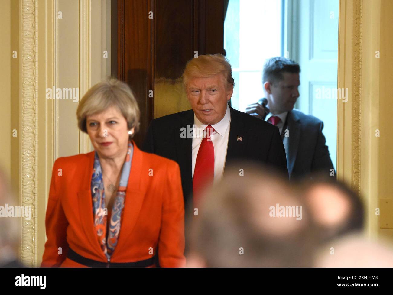 Bilder des Tages (170127) -- WASHINGTON, 27 gennaio 2017 -- il presidente degli Stati Uniti Donald Trump e il primo ministro britannico Theresa May (fronte) arrivano per una conferenza stampa congiunta alla Casa Bianca a Washington D.C., negli Stati Uniti, 27 gennaio 2017. Il presidente degli Stati Uniti Donald Trump ha detto venerdì che è molto presto per parlare di revoca delle sanzioni sulla Russia in relazione alla crisi Ucraina. ) U.S.-WASHINGTON D.C.-DONALD TRUMP-THERESA MAGGIO-MEETING YinxBogu PUBLICATIONxNOTxINxCHN immagini il giorno Washington gennaio 27 2017 il presidente degli Stati Uniti Donald Trump e i primi ministri britannici Theresa May Front arrivano per un congiunto Foto Stock