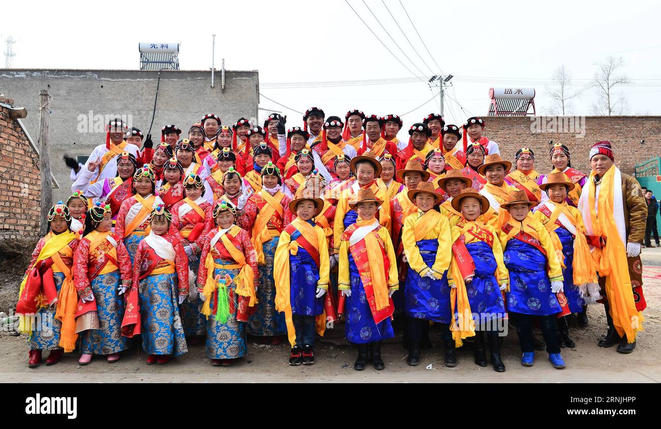 (170128) -- XINING, 28 gennaio 2017 -- gli esecutori posano per le foto con gli abitanti del villaggio di Hongyahe nella contea di Huangzhong a Xining, nella provincia del Qinghai della Cina nord-occidentale, 28 gennaio 2017. Una performance si è tenuta a Huangzhong per celebrare il Capodanno lunare cinese. ) (Zyd) CELEBRAZIONE DEL NUOVO ANNO IN CINA-QINGHAI-LUNAR (CN) WangxBo PUBLICATIONxNOTxINxCHN Xining gennaio 28 2017 gli artisti si pongono per foto con gli abitanti del villaggio della contea di Huang Zhong a Xining nella provincia di Qinghai della Cina nord-occidentale gennaio 28 2017 una performance What Hero a Huang Zhong per celebrare il Capodanno lunare cinese ZYear ZYD Cina Qinghai luna Foto Stock