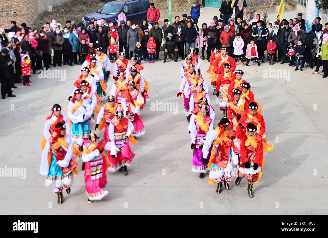 (170128) -- XINING, 28 gennaio 2017 -- Performers dance for villagers in Hongyahe Village of Huangzhong County in Xining, provincia del Qinghai della Cina nord-occidentale, 28 gennaio 2017. Una performance si è tenuta a Huangzhong per celebrare il Capodanno lunare cinese. ) (Zyd) CELEBRAZIONE DEL NUOVO ANNO IN CINA-QINGHAI-LUNAR (CN) WangxBo PUBLICATIONxNOTxINxCHN Xining gennaio 28 2017 Performers Dance for Villagers in Village of Huang Zhong County in Xining provincia del Qinghai della Cina nordoccidentale gennaio 28 2017 una performance What Hero in Huang Zhong per celebrare il Capodanno lunare cinese ZYear ZYD China Qinghai Lunar New celebrazione dell'anno Foto Stock