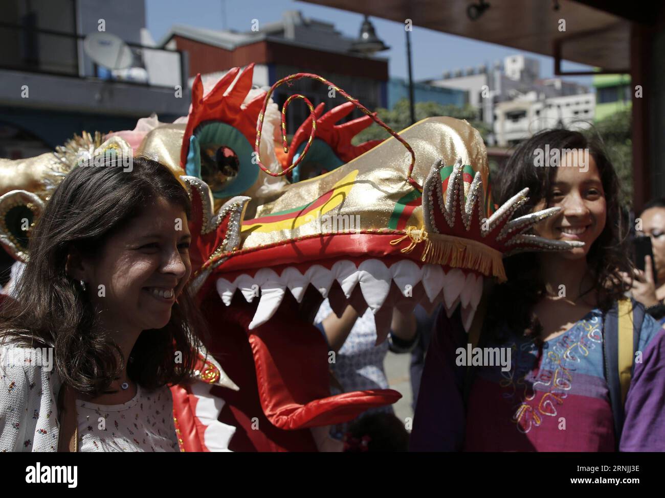 La gente posa per una foto con il drago ballerino durante le celebrazioni del Capodanno lunare cinese a Chinatown a San Jose, capitale della Costa Rica, il 28 gennaio 2017. Il Festival di primavera, o Capodanno lunare cinese, si celebra il 28 gennaio di quest'anno. Kent Gilbert) (ma) (fnc)(zhf) COSTA RICA-SAN JOSE-CHINESE LUNAR NEW YEAR e KENTxGILBERT PUBLICATIONxNOTxINxCHN Celebrities pose per le foto con il drago danzante durante le celebrazioni del capodanno lunare cinese a China Town a San Jose capitale della Costa Rica IL 28 2017 gennaio VIENE celebrato il Festival di primavera o il Capodanno lunare cinese gennaio 28 quest'anno Kent Gil Foto Stock