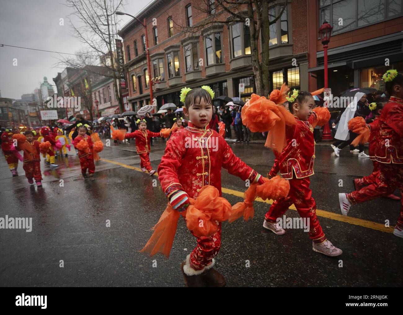 I bambini si esibiscono danzando durante la parata cinese di Capodanno lunare a Vancouver, Canada, 29 gennaio 2017. Più di 70 soldati in parata con 3.000 partecipanti sfilarono lungo le strade di Chinatown per celebrare l'anno del Gallo. )(gj) CANADA-VANCOUVER-CHINESE LUNAR NEW YEAR-PARADE LiangxSen PUBLICATIONxNOTxINxCHN Children Perform Dancing durante la Chinese Lunar New Year Parade a Vancouver Canada gennaio 29 2017 più di 70 Parade Troops con 3 000 partecipanti sfilarono lungo le strade di China Town per celebrare l'anno del Rooster GJ Canada Vancouver Chinese sfilata di Capodanno lunare Liang Foto Stock