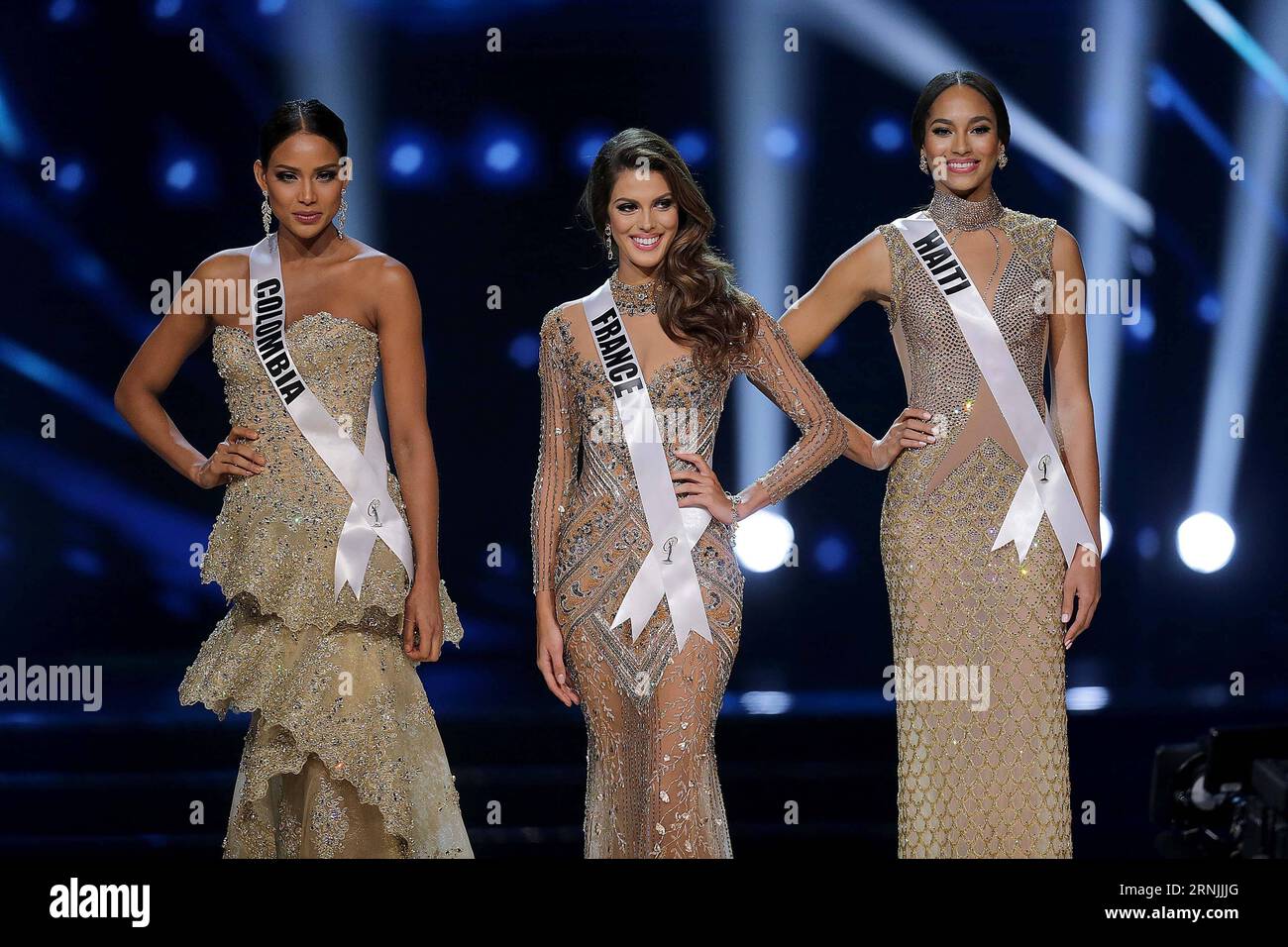 Iris Mittenaere (C) della Francia, Andrea Tovar (L) della Colombia e Raquel Pelissier di Haiti aspettano l'annuncio del vincitore del concorso Miss Universo a Pasay City, Filippine, 30 gennaio 2017. 86 regine di bellezza provenienti da vari paesi e regioni si sono presentate per la 65a edizione di Miss Universo e Iris Mittenaere di Francia è stata incoronata Miss Universo 2016. ) (zw) FILIPPINE-PASAY CITY-MISS UNIVERSE RouellexUmali PUBLICATIONxNOTxINxCHN Iris Mittenaere C della Francia Andrea Tovar l della Colombia e Raquel Pelissier di HAITI aspettano l'ANNUNCIO DEL Vincitore di Miss Universo Foto Stock