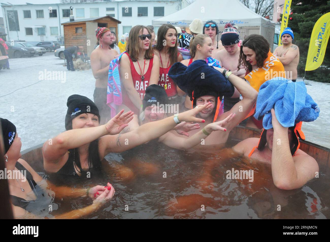 (170205) -- OTEPAA, 5 febbraio 2017 -- i partecipanti vestiti con costumi da carnevale siedono in una vasca idromassaggio durante l'ottava maratona europea della sauna a Otepaa, Estonia, 4 febbraio 2017. Durante la maratona gli amanti della sauna hanno dovuto rintracciare e visitare ogni sauna designata nell'Otep??? l'area il più velocemente possibile. Ulteriori punti possono essere guadagnati partecipando ad altri rituali della sauna: Tuffarsi in acqua ghiacciata o nuotare in vasche all'aperto). (SP)ESTONIA-OTEPAA-OTTAVA MARATONA EUROPEA DELLA SAUNA Janis PUBLICATIONxNOTxINxCHN Otepaa 5 febbraio 2017 i partecipanti vestiti con costumi di Carnevale siedono in una VASCA idromassaggio durante l'ottava sauna europea ma Foto Stock