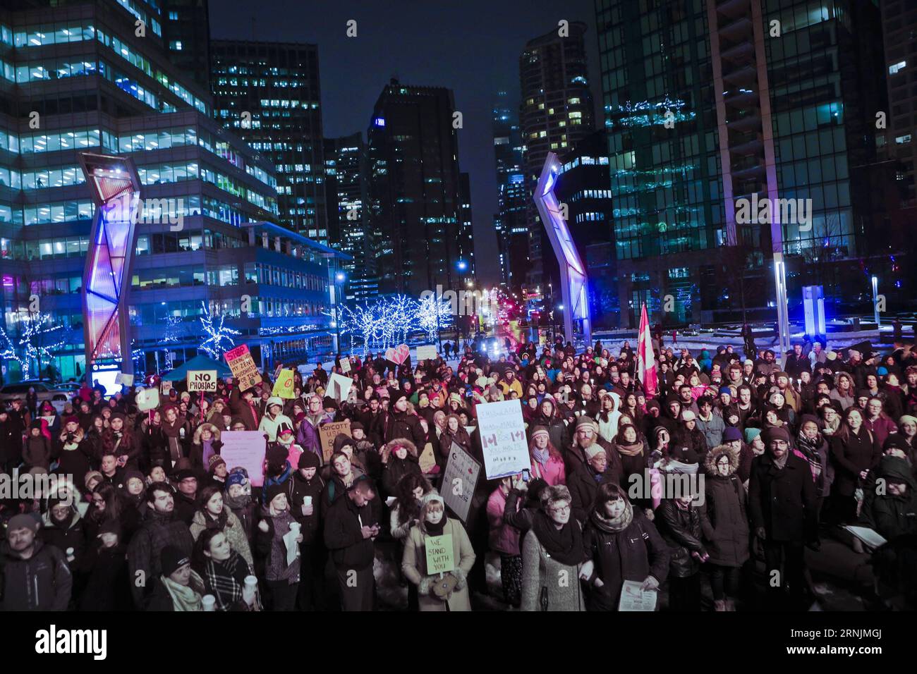 (170205) -- VANCOUVER, 4 febbraio 2017 -- le persone partecipano alla manifestazione contro l'islamofobia a Vancouver, Canada, 4 febbraio 2017. Oltre un migliaio di persone partecipano a una manifestazione contro l'islamofobia in solidarietà con sei musulmani massacrati nella città canadese di Québec, e in opposizione al divieto di viaggio di Trump per musulmani e rifugiati nei giorni precedenti. ) (Sxk) CANADA-VANCOUVER-RALLY AGAINST ISLAMOPHOBIA LiangxSen PUBLICATIONxNOTxINxCHN Vancouver 4 febbraio 2017 celebrità partecipano al Rally Against islamophobia a Vancouver Canada 4 febbraio 2017 oltre un migliaio di celebrità partecipano a un Rally a Foto Stock