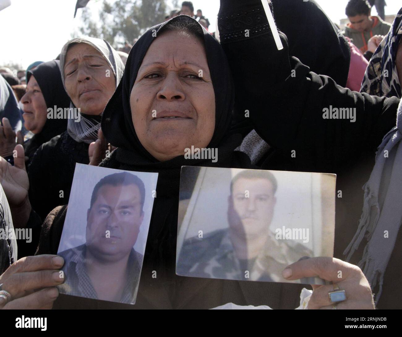 DAMASCO, Una donna siriana, conserva le foto del figlio soldato ucciso al ritorno nel suo quartiere nella città di al-Ziabiyeh, campagna meridionale di Damasco, capitale della Siria, il 6 febbraio 2017. I civili hanno iniziato a tornare alle loro case lunedì, dopo che le autorità siriane hanno terminato il 70% della riabilitazione delle infrastrutture in quella città, che è stata riconquistata dall'esercito siriano ai ribelli nel 2013, ma il ritorno delle famiglie è stato ritardato a causa di ragioni tecniche e logistiche, secondo i funzionari del governo siriano. )(yk) SIRIA-DAMASCO-SFOLLATI-RIMPATRIO AmmarxSafarj Foto Stock