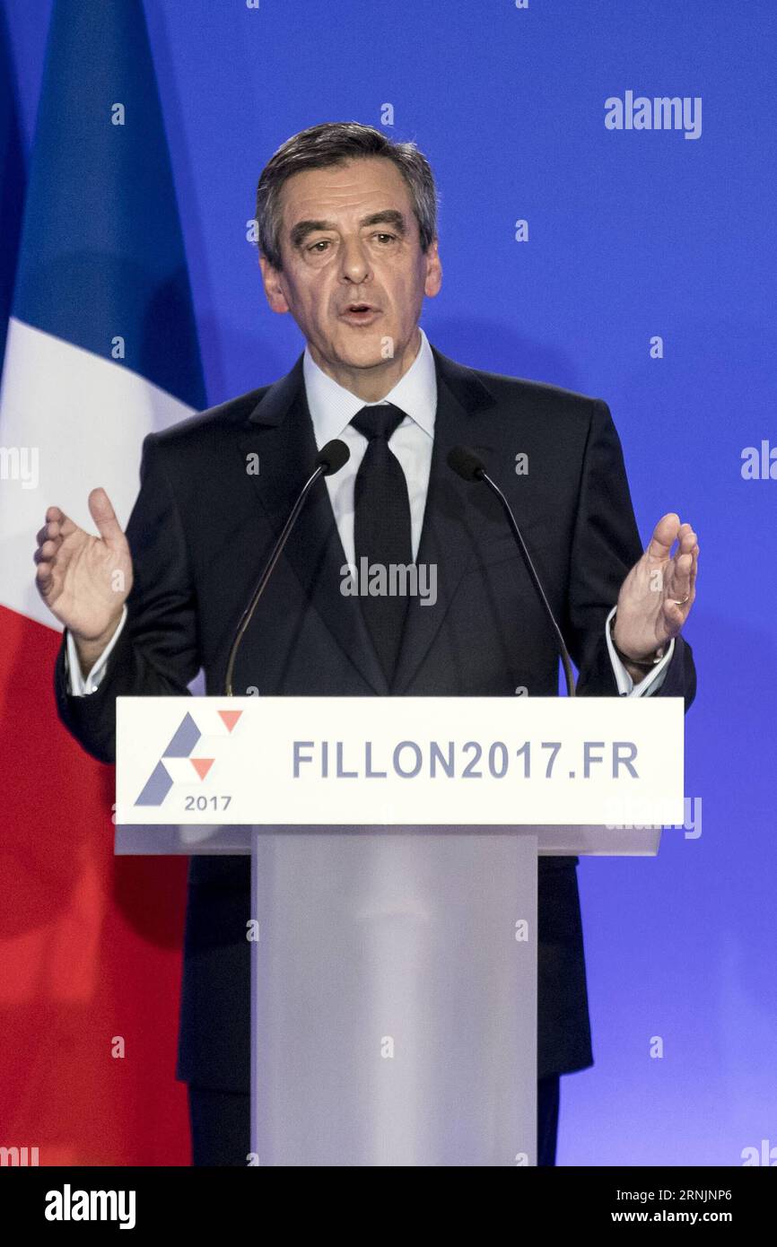 (170207) -- PARIGI, 6 febbraio 2017 -- Francois Fillon ha tenuto una conferenza stampa a Parigi, in Francia, il 6 febbraio 2017. Lunedì, il candidato conservatore francese Francois Fillon ha espresso la feroce determinazione a mantenere la sua candidatura presidenziale in mezzo a una crescente popolarità dopo che le accuse sul falso lavoro di sua moglie hanno inghiottito la sua campagna. )(gl) FRANCIA-PARIGI-ELEZIONI PRESIDENZIALI del 2017-FRANCOIS FILLON TheoxDuval PUBLICATIONxNOTxINxCHN Parigi 6 febbraio 2017 Francesco Fillon si rivolge a una conferenza stampa a Parigi Francia IL 6 febbraio 2017 il candidato conservatore francese Francois Fillon ha espresso lunedì feroce Determinatio Foto Stock