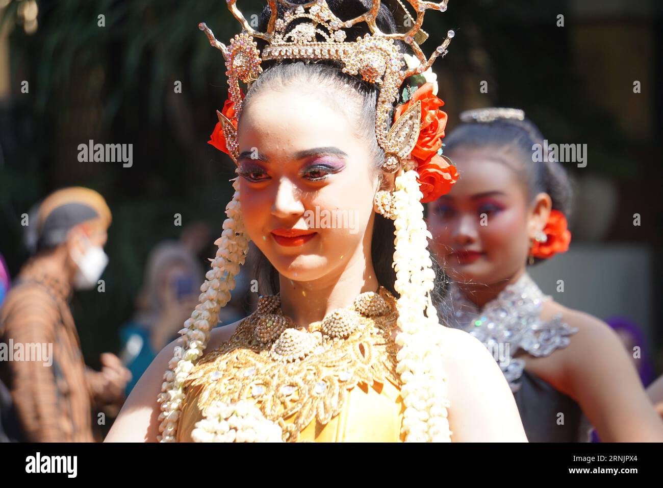 Ballerina tradizionale indonesiana con abiti tradizionali Foto Stock