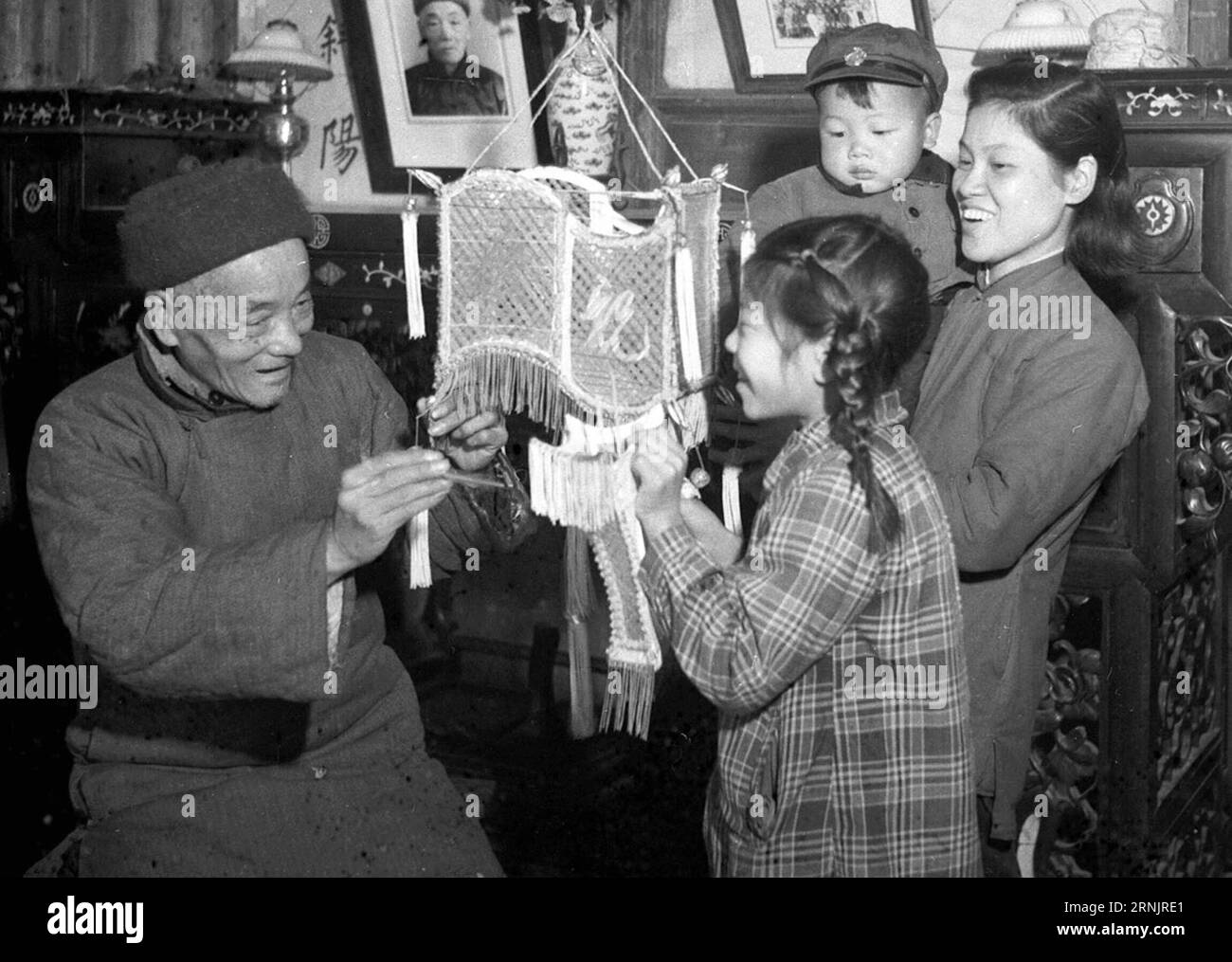 (170211) -- PECHINO, 11 febbraio 2017 () -- file Photo Shows Artigiano Lin Chengfan (L) fa lanterna con i suoi familiari a Fuzhou, capitale della provincia del Fujian della Cina sudorientale. Il festival primaverile o il Capodanno lunare è la festa più importante per i cinesi. Ad eccezione del ricongiungimento con i membri della famiglia, prendono parte ad attività divertenti da festeggiare. Quest'anno, il Festival di Primavera inizia a gennaio 28. ()(wsw) CHINA-SPRING FESTIVAL-FUN ACTIVITIES (CN) Xinhua PUBLICATIONxNOTxINxCHN Beijing Feb 11 2017 file Photo Shows Craftsman Lin l Makes Lantern with HIS Family Members a Fuzhou Capital of S Foto Stock