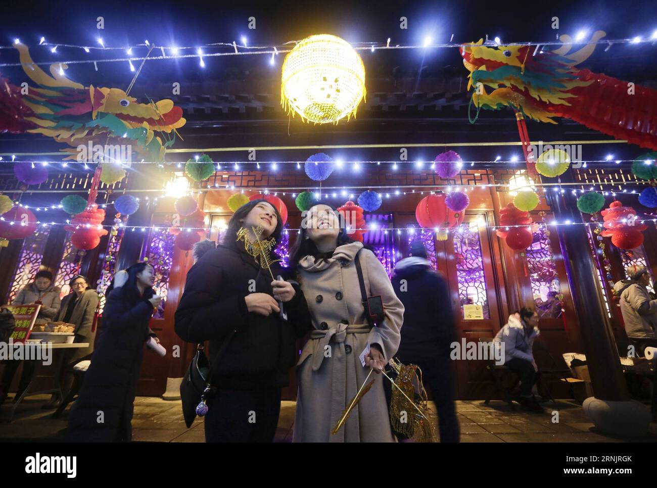 VANCOUVER, 10 febbraio 2017 -- la gente guarda le decorazioni delle lanterne allo Yuan Xiao Festival di Vancouver, Canada, 10 febbraio 2017. Centinaia di lanterne furono esposte alla Chinatown di Vancouver per celebrare il Festival di Yuan Xiao, chiamato anche Festival delle Lanterne cinesi. )(yk) CANADA-VANCOUVER-CHINESE LANTERN FESTIVAL Liangxsen PUBLICATIONxNOTxINxCHN Vancouver 10 febbraio 2017 celebrità Guarda le decorazioni delle Lanterne ALLO Yuan Xiao Festival a Vancouver Canada 10 febbraio 2017 centinaia di Lanterne sono state esposte ALLA China Town di Vancouver per celebrare il Festival di Yuan Xiao che È quindi c Foto Stock