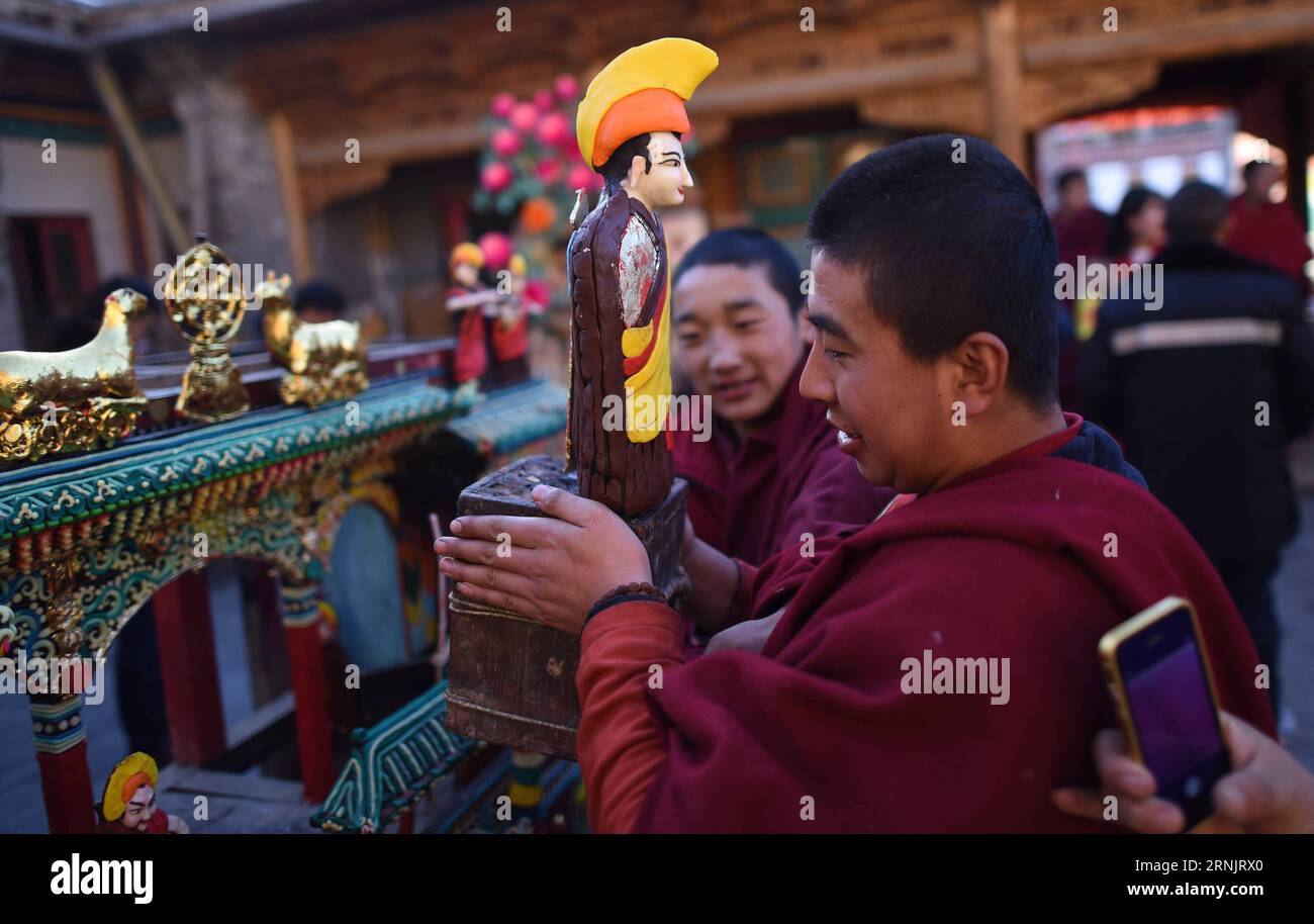 (170212) -- XINING, 11 febbraio 2017 -- Un lama trasferisce una statua di burro allo stand espositivo del monastero Taer (Gumbum) nella contea di Xining, capitale della provincia del Qinghai della Cina nord-occidentale, 11 febbraio 2017. Le sculture di burro sono fatte a mano da lama nelle forme di statuette di Buddha, alberi, fiori, uccelli e animali. (Ry) CINA-QINGHAI-XINING-BUTTER STATUA (CN) ZhangxHongxiang PUBLICATIONxNOTxINxCHN Xining 11 febbraio 2017 un lama trasferisce una Statua del burro allo stand espositivo del monastero di Taer Gumbum nella contea di Huang Zhong, capitale della provincia di Qinghai della Cina nord-occidentale Foto Stock