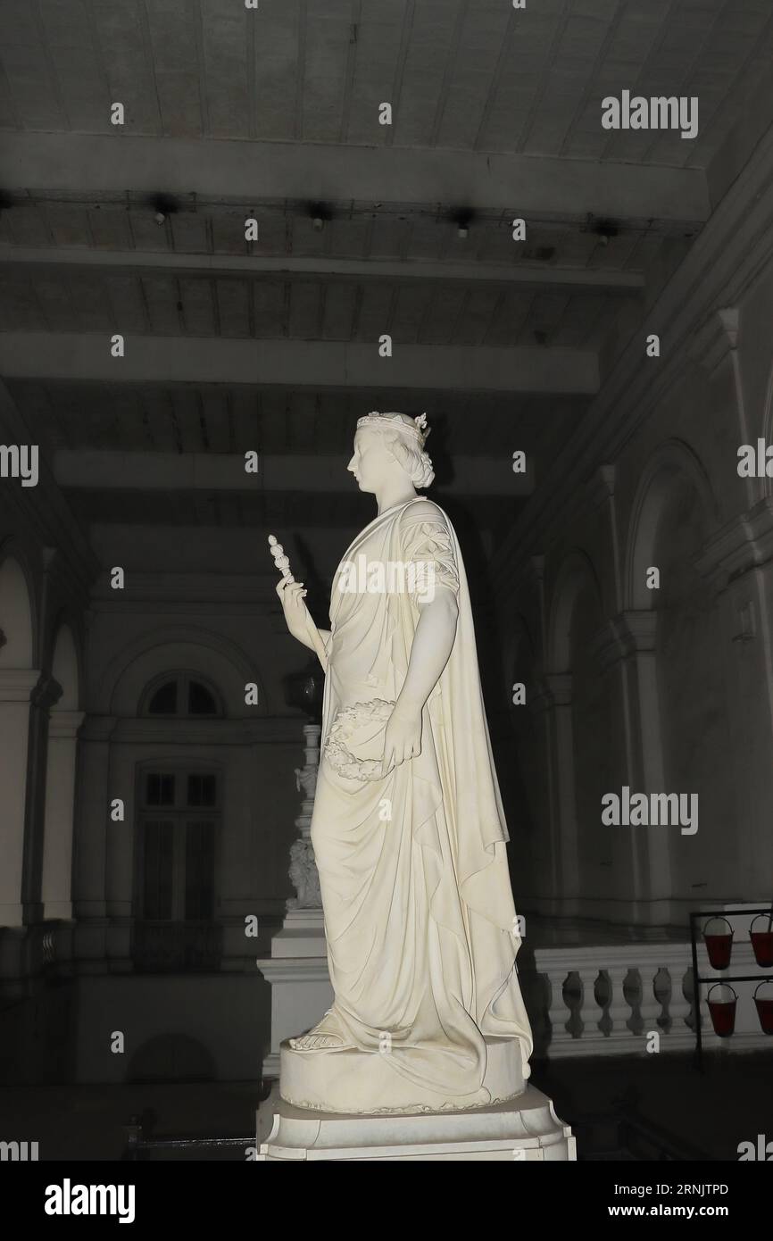 Calcutta, Bengala Occidentale, India - 29 agosto 2023: Bella statua in marmo della Regina Vittoria al Museo Indiano di Calcutta Foto Stock