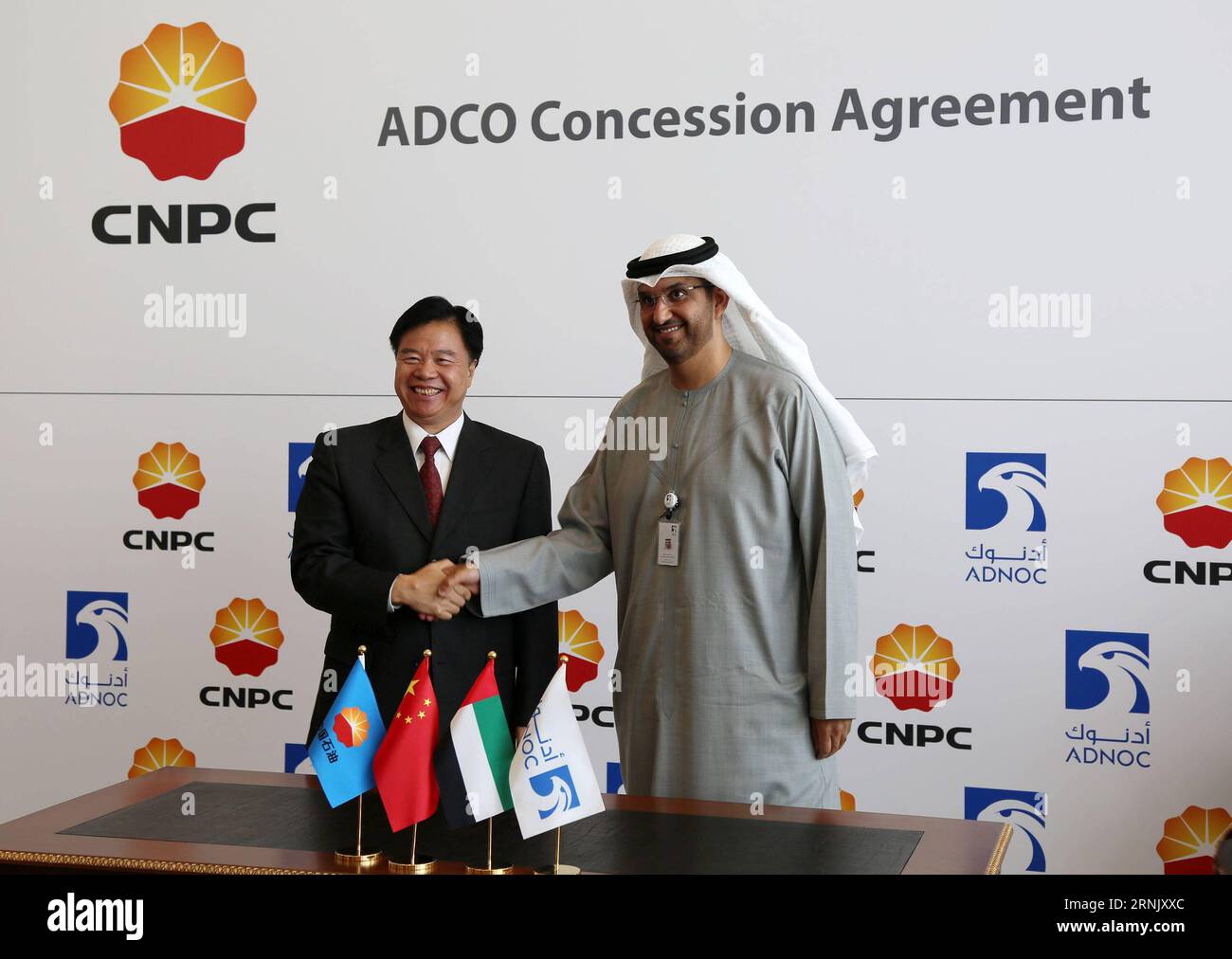Il presidente della China National Petroleum Corporation Wang Yilin (L) stringe la mano a Sultan Ahmed al-Jaber, Group Chief Executive Officer della Abu Dhabi National Oil Company, controllata dal governo, dopo aver firmato un accordo ad Abu Dhabi, negli Emirati Arabi Uniti, il 19 febbraio 2017. Abu Dhabi National Oil Company degli Emirati Arabi Uniti ha firmato un accordo domenica con la China National Petroleum Corporation, assegnandole un interesse dell'8% nella concessione petrolifera onshore di Abu Dhabi, entrambe le parti hanno dichiarato in una dichiarazione inviata tramite e-mail. ) UAE-ABU DHABI-CHINA-FIRMS-ONSHORE OIL CONCESSION-DEAL LIXZHEN PUBLICAT Foto Stock